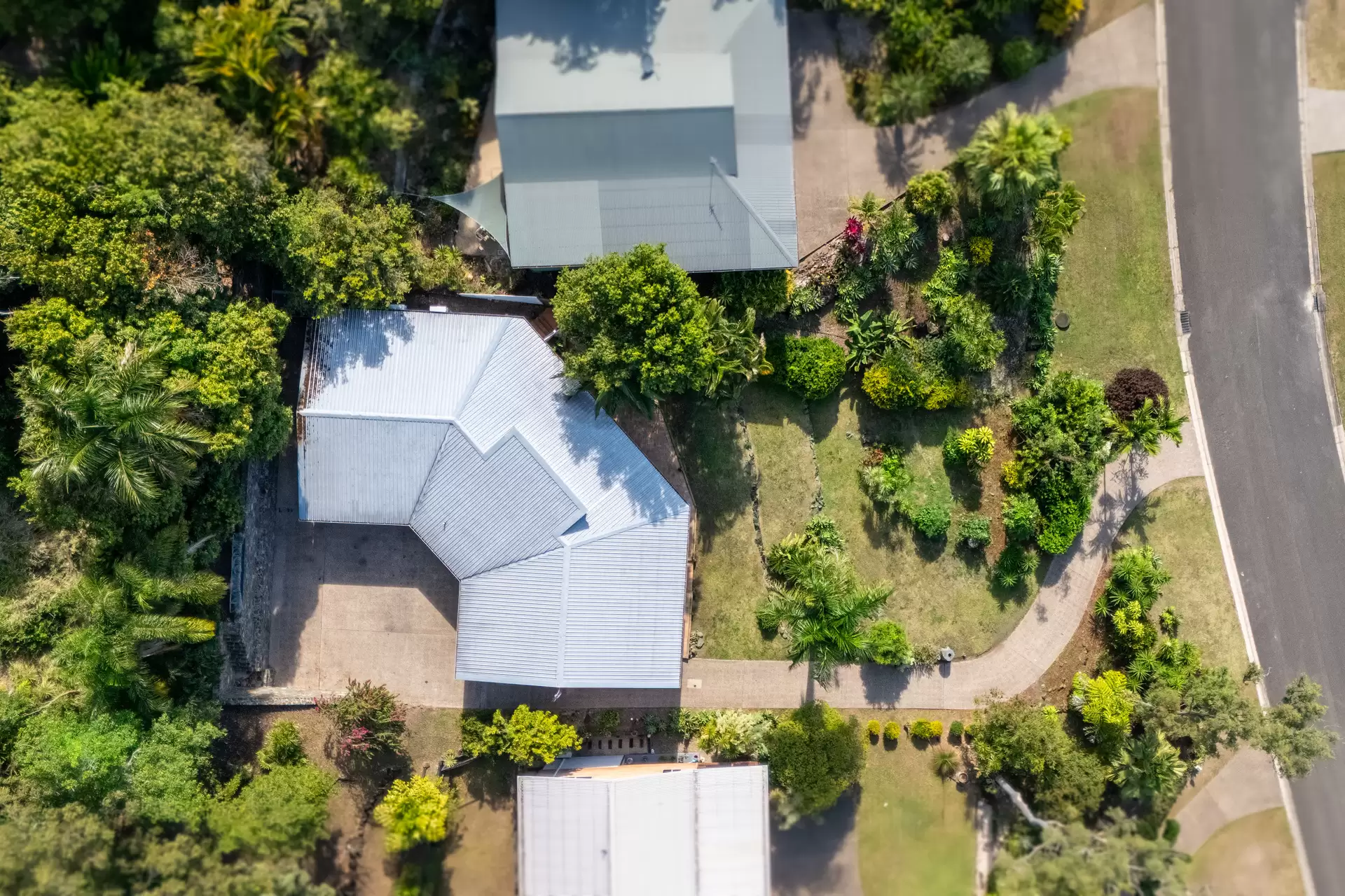 7 Country Road, Cannonvale Sold by Queensland Sotheby's International Realty - image 1