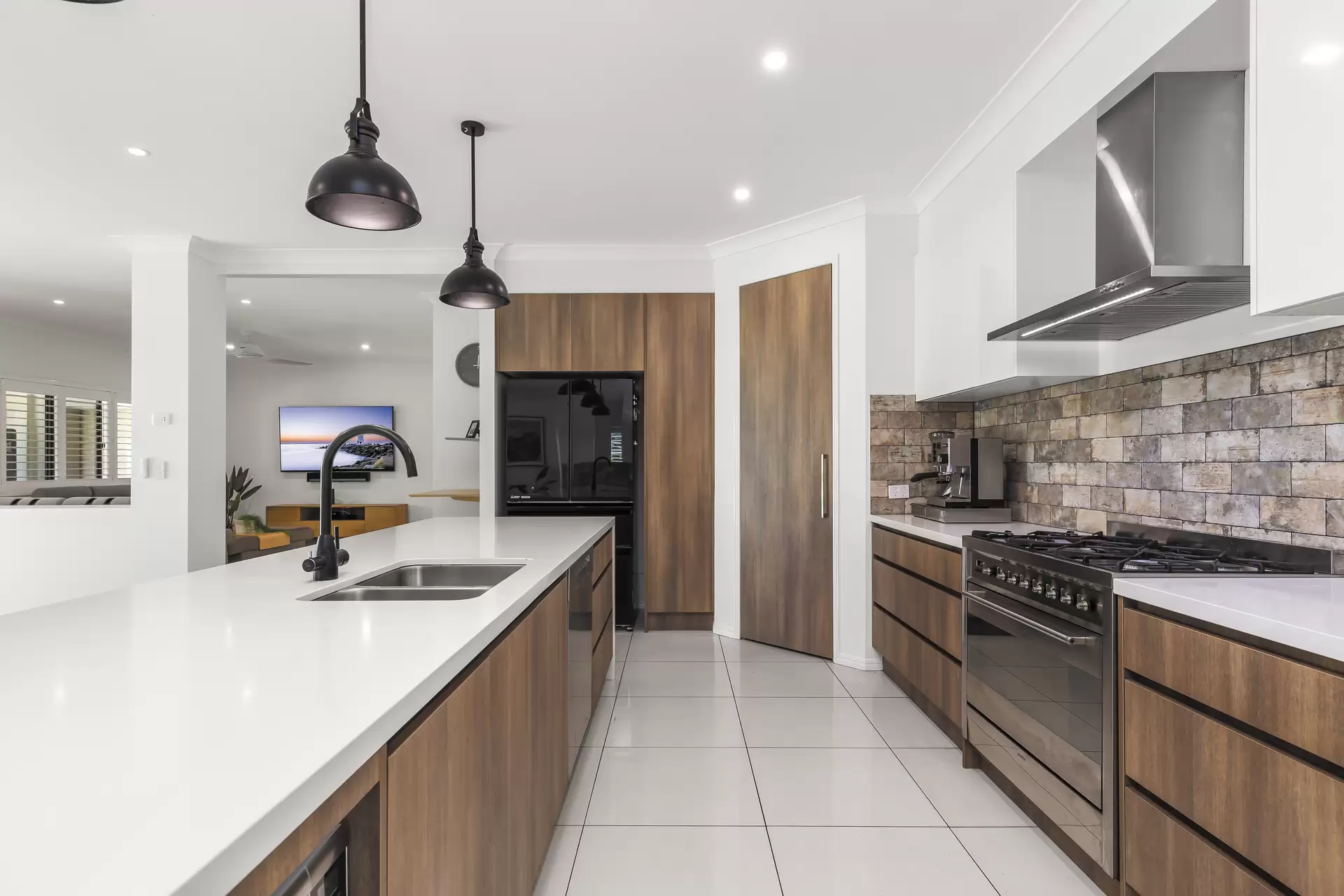 29 Hope Street, Ormiston Sold by Queensland Sotheby's International Realty - image 1