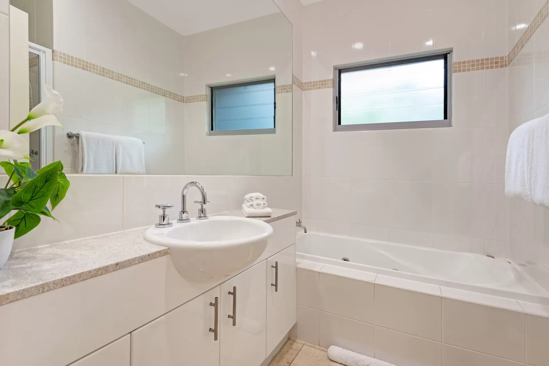 11/2 Banksia Court, Hamilton Island Sold by Queensland Sotheby's International Realty - image 1