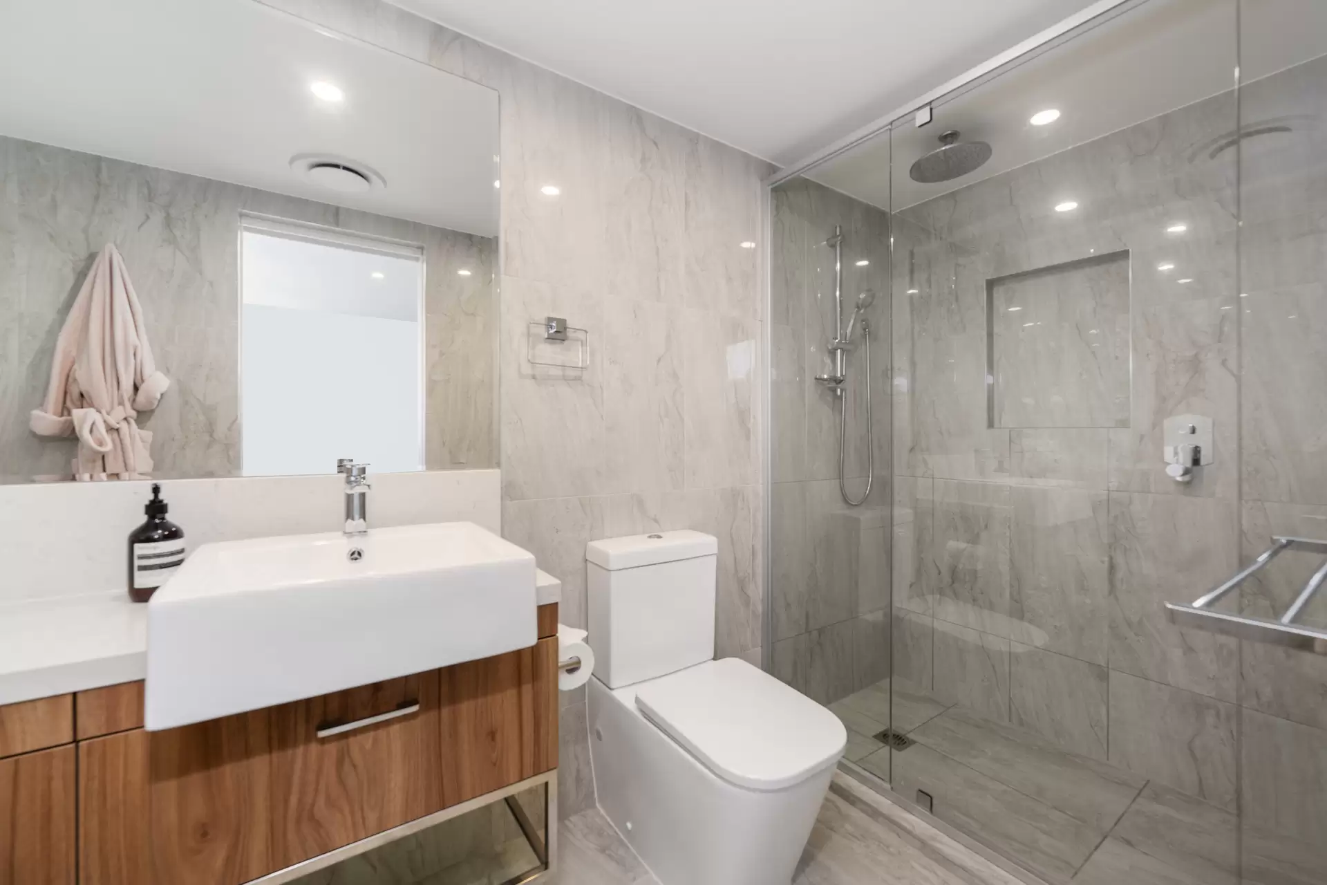 803/14 Cannes Avenue, Surfers Paradise Sold by  - image 1