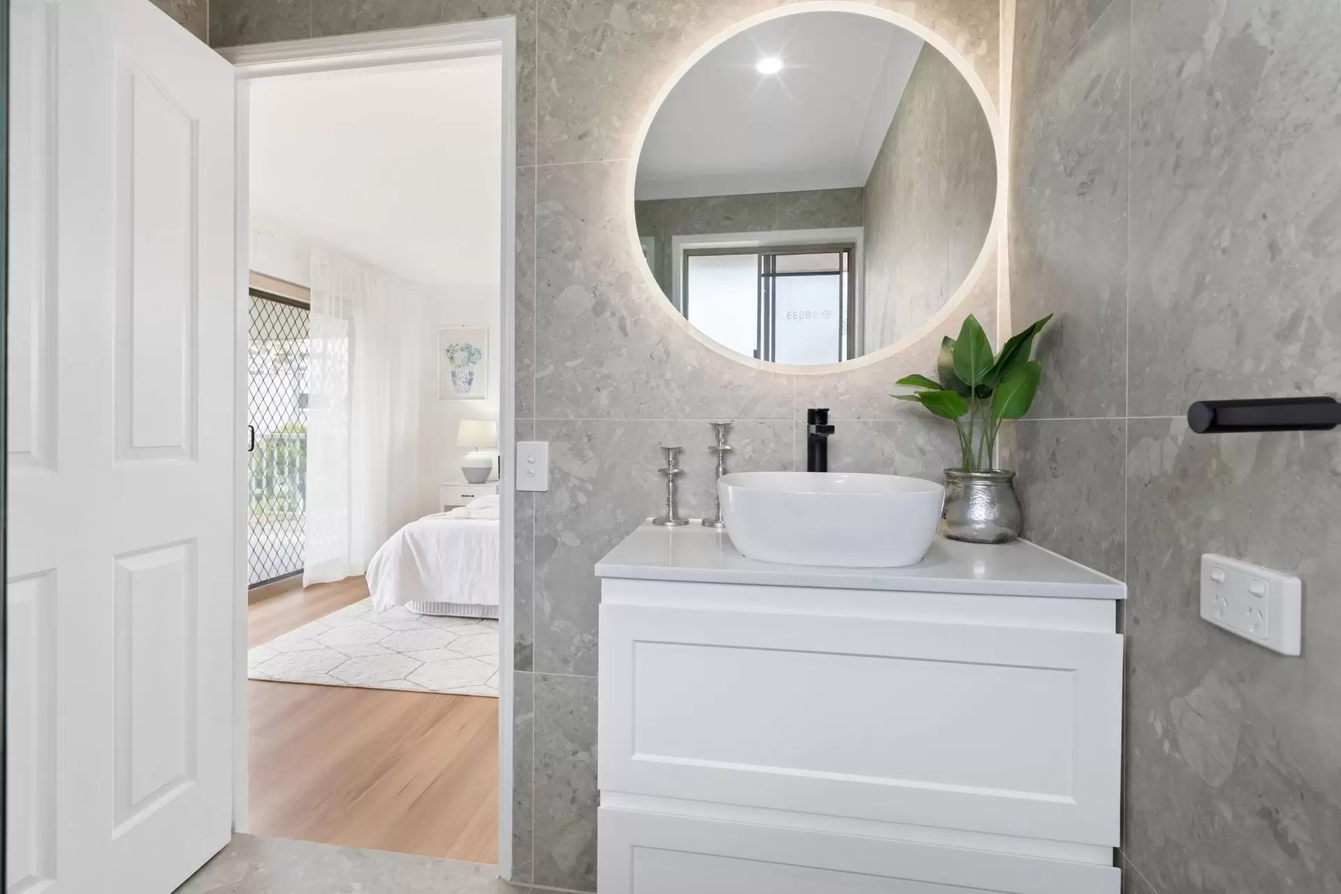 8 Charlotte Court, Ormiston Sold by Queensland Sotheby's International Realty - image 1