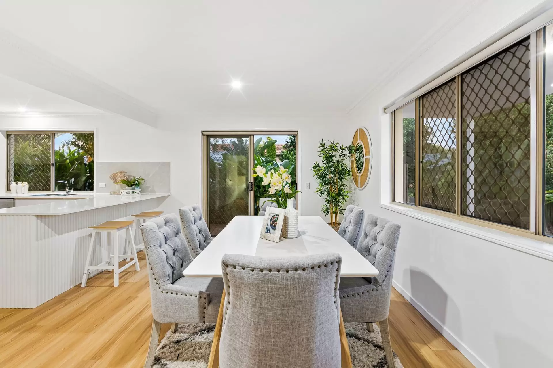 8 Charlotte Court, Ormiston Sold by Queensland Sotheby's International Realty - image 1
