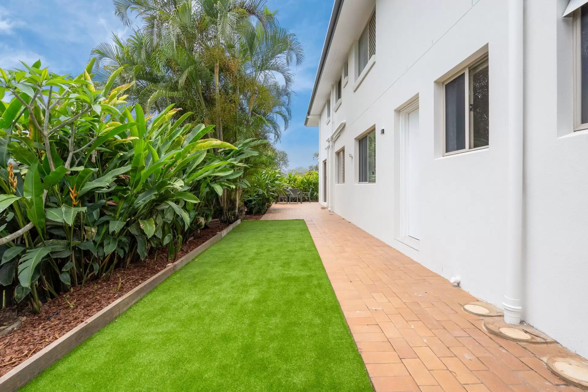 8 Charlotte Court, Ormiston Sold by Queensland Sotheby's International Realty - image 1