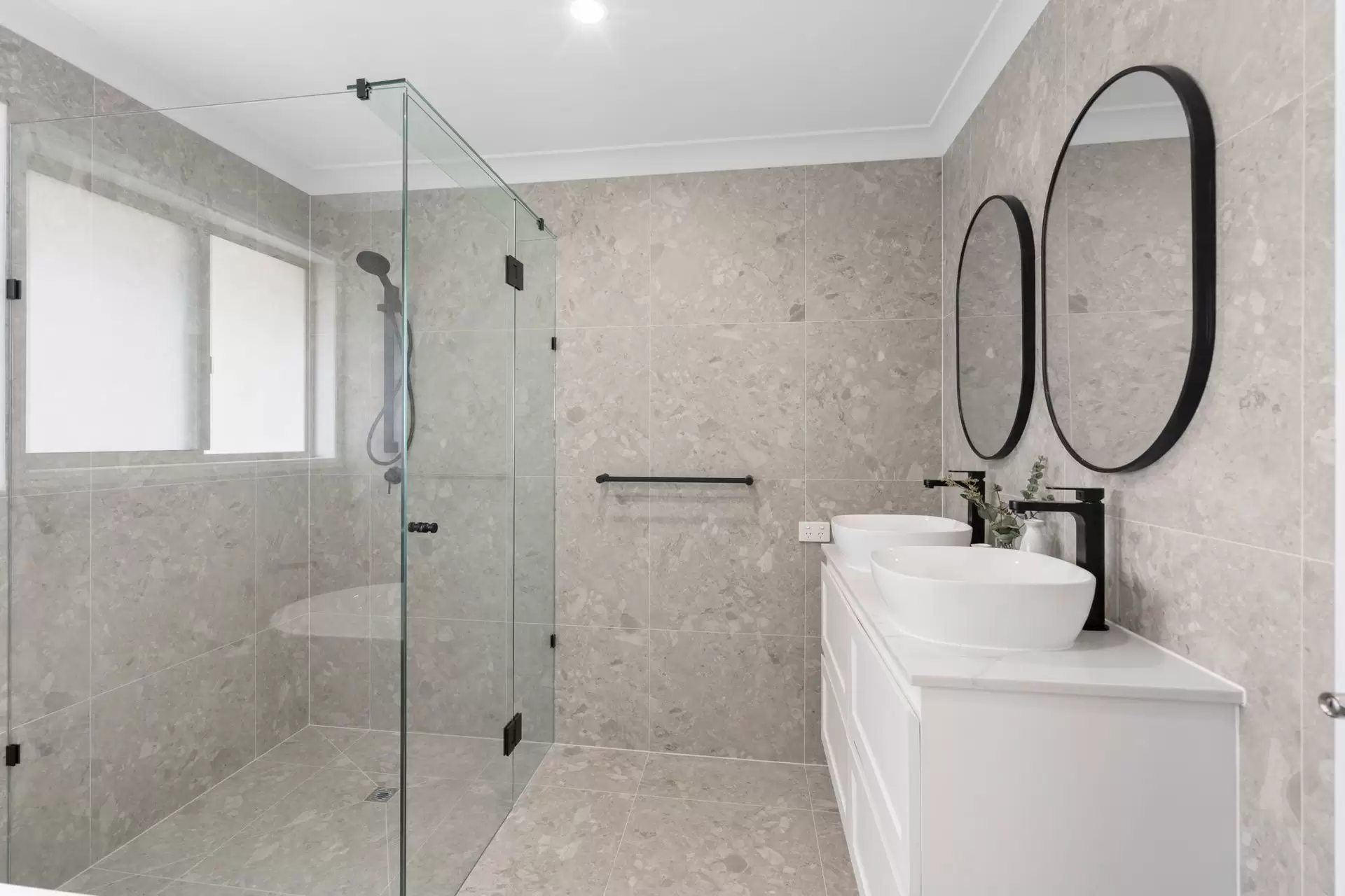 8 Charlotte Court, Ormiston Sold by Queensland Sotheby's International Realty - image 1