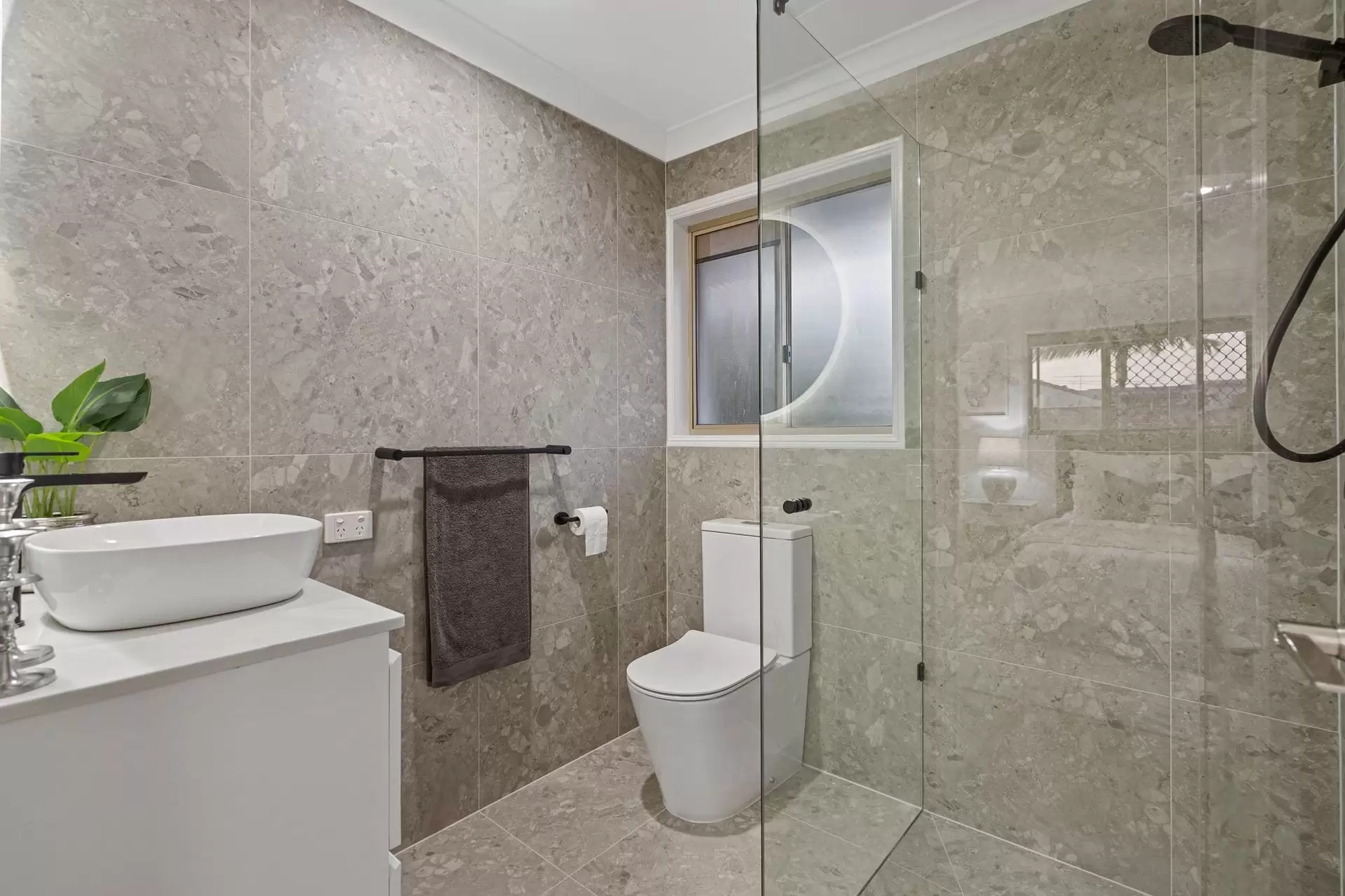 8 Charlotte Court, Ormiston Sold by Queensland Sotheby's International Realty - image 1