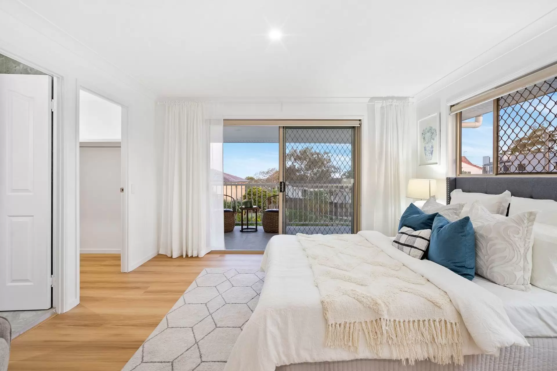 8 Charlotte Court, Ormiston Sold by Queensland Sotheby's International Realty - image 1