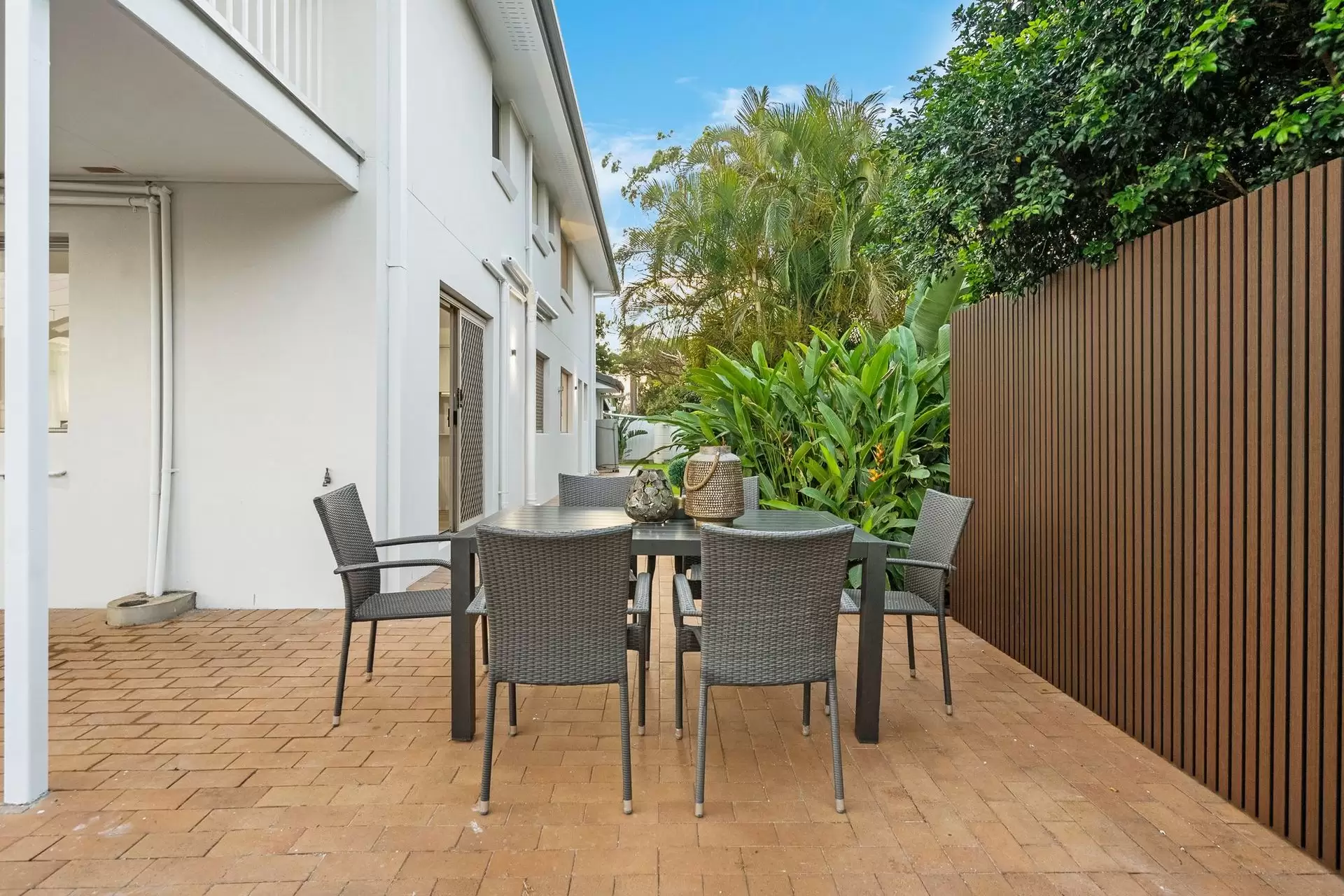 8 Charlotte Court, Ormiston Sold by Queensland Sotheby's International Realty - image 1
