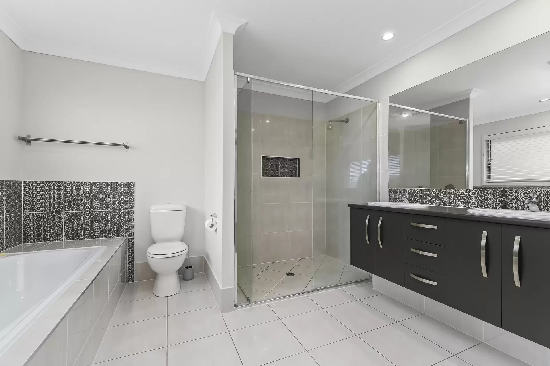 43 Brindabella Circuit, Thornlands Sold by Queensland Sotheby's International Realty - image 1