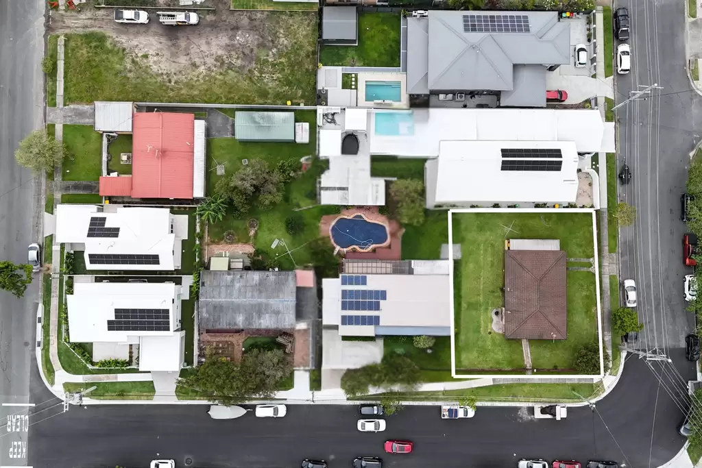 8 Banjo Street, Burleigh Heads Sold by 