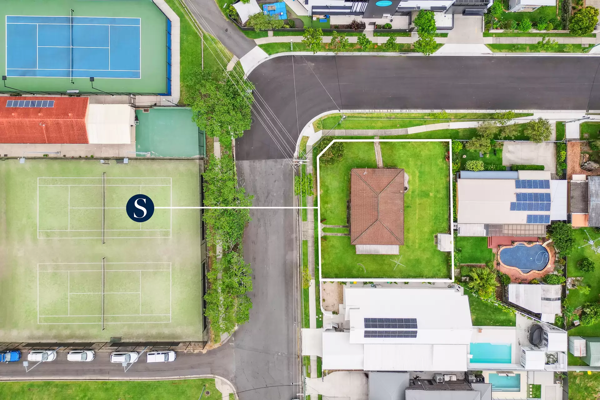 8 Banjo Street, Burleigh Heads Sold by  - image 1