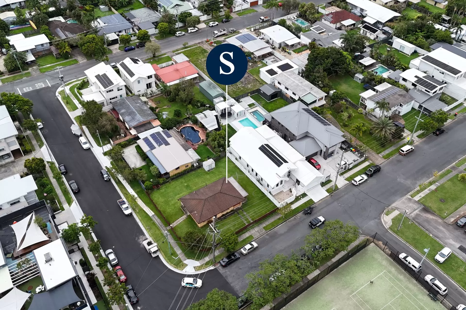 8 Banjo Street, Burleigh Heads Sold by  - image 1