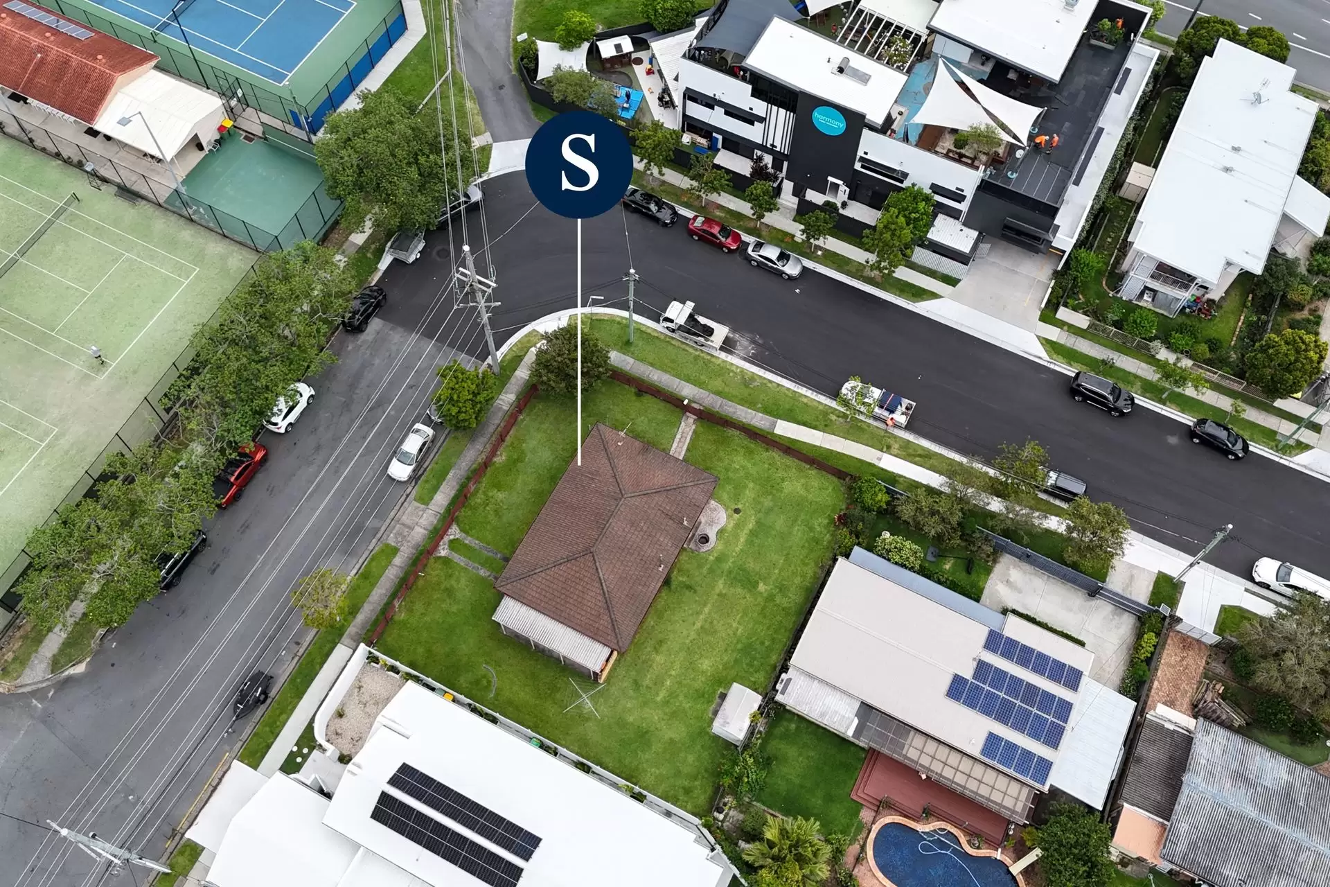 8 Banjo Street, Burleigh Heads Sold by  - image 1