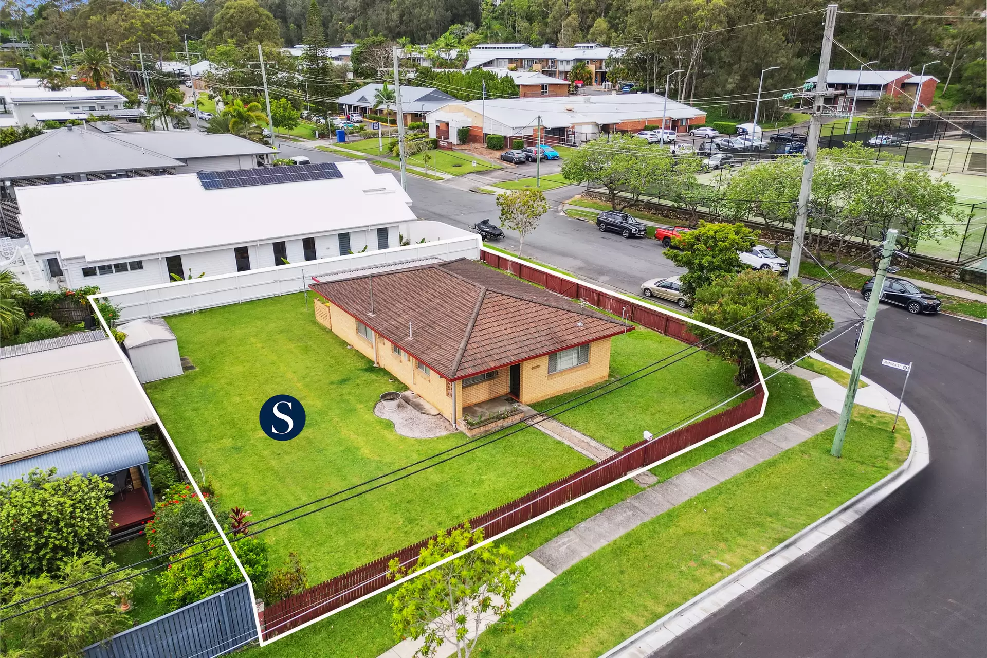 8 Banjo Street, Burleigh Heads Sold by  - image 1