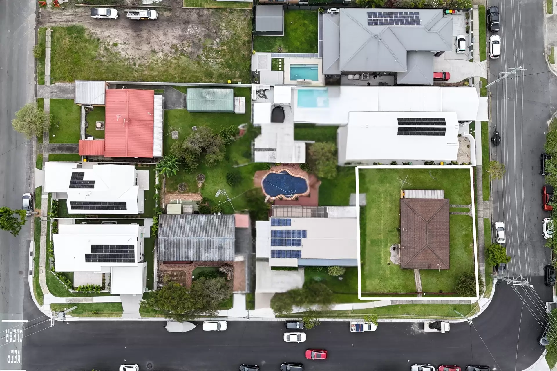 8 Banjo Street, Burleigh Heads Sold by  - image 1
