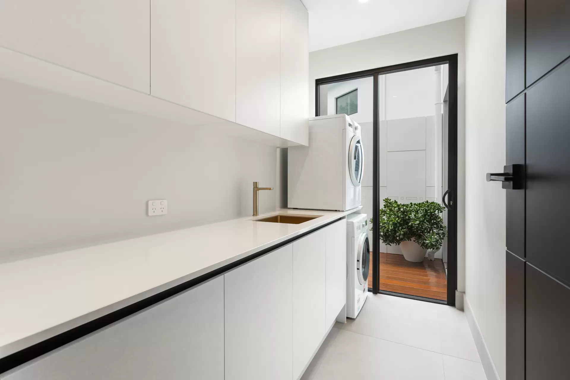 5 Oakmont Court, Peregian Springs Sold by Queensland Sotheby's International Realty - image 1