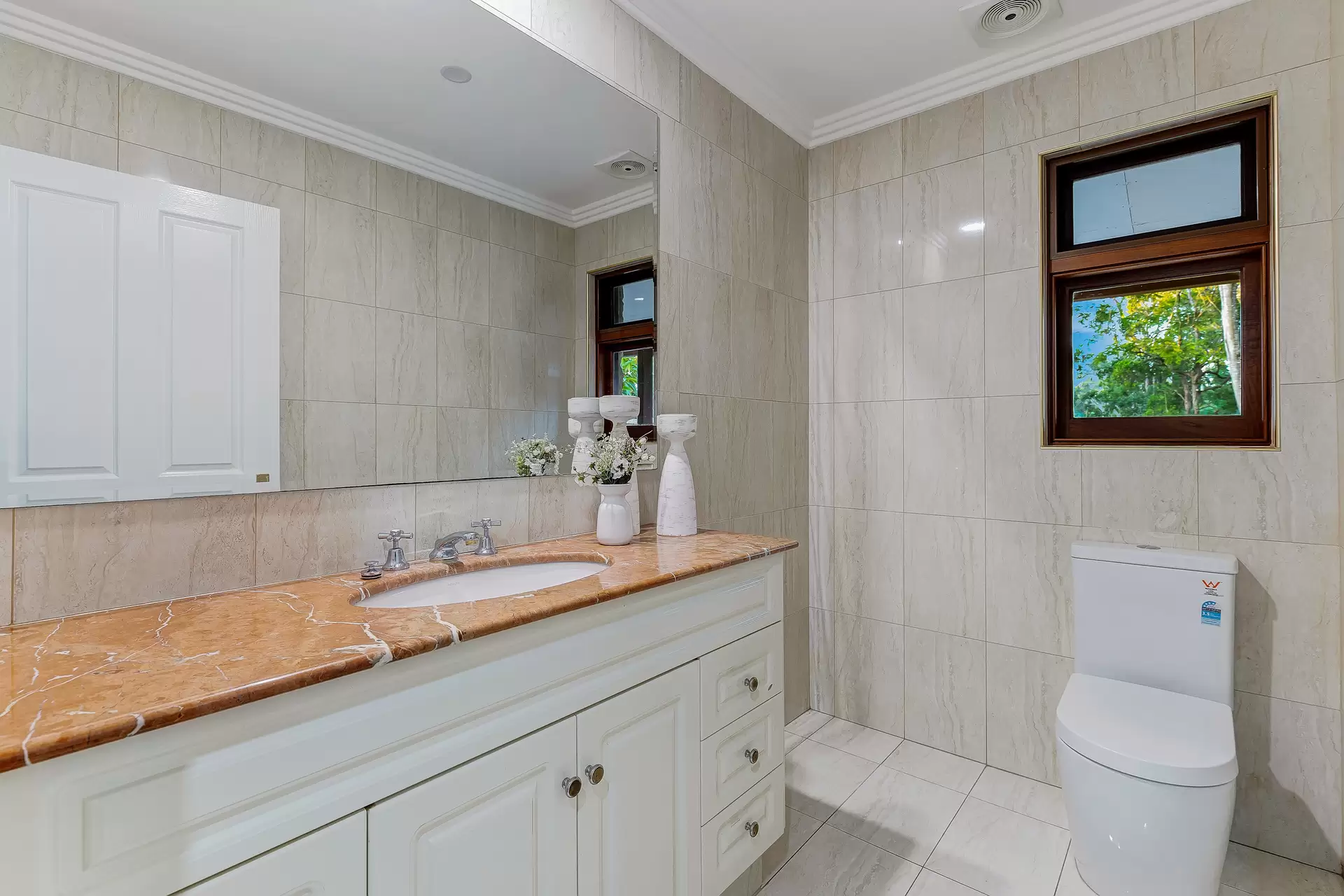 64 Oakridge Street, Burbank Sold by Queensland Sotheby's International Realty - image 1