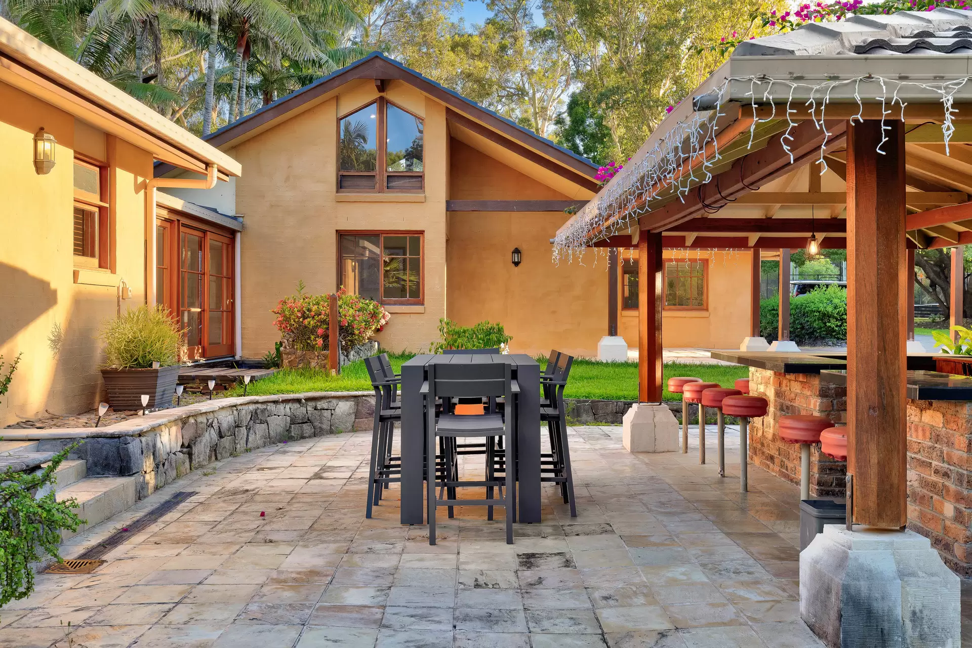 64 Oakridge Street, Burbank Sold by Queensland Sotheby's International Realty - image 1