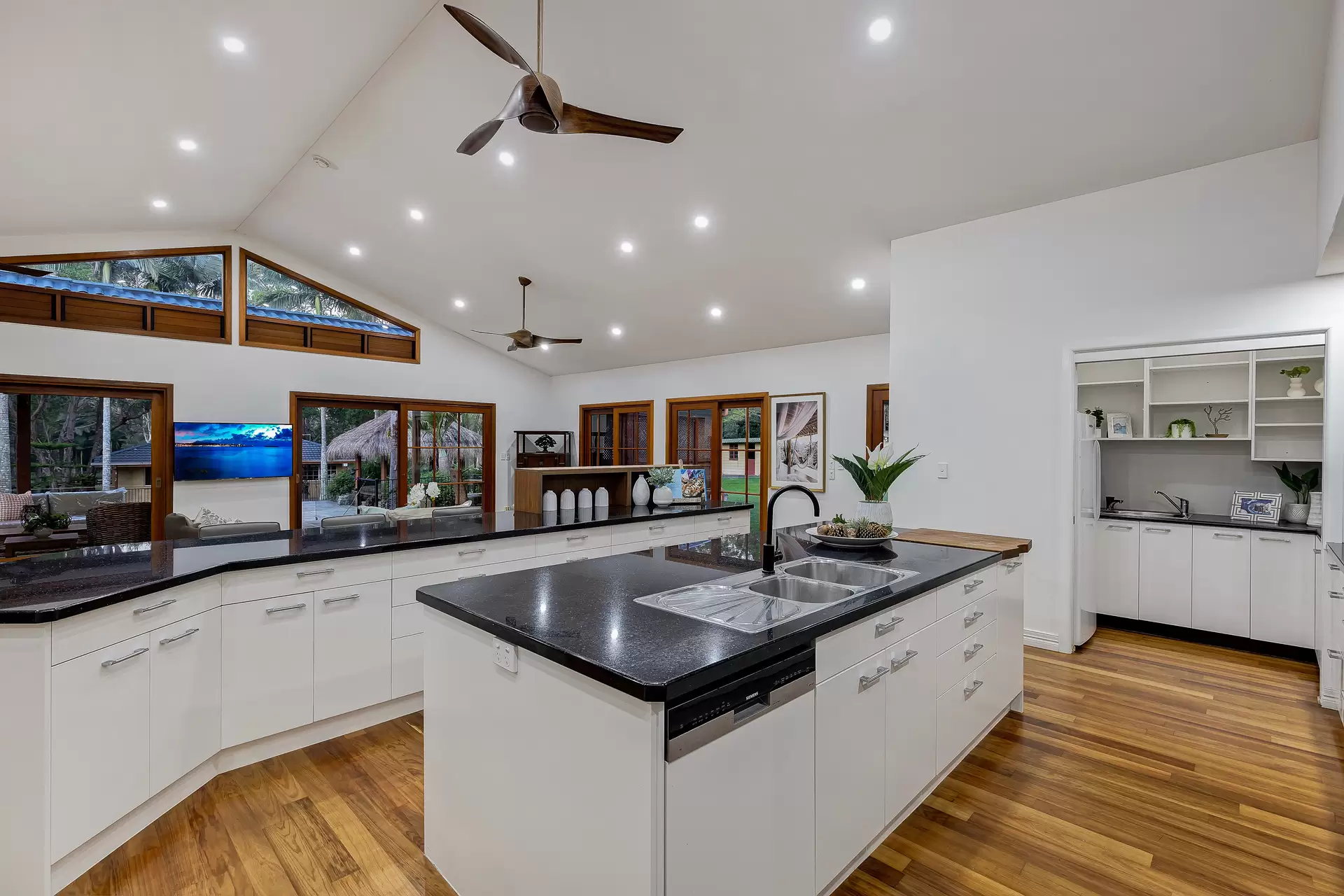 64 Oakridge Street, Burbank Sold by Queensland Sotheby's International Realty - image 1