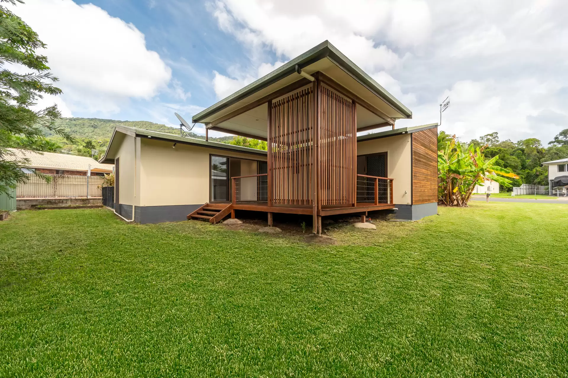 11 Wildlife Road, Jubilee Pocket Sold by Queensland Sotheby's International Realty - image 1