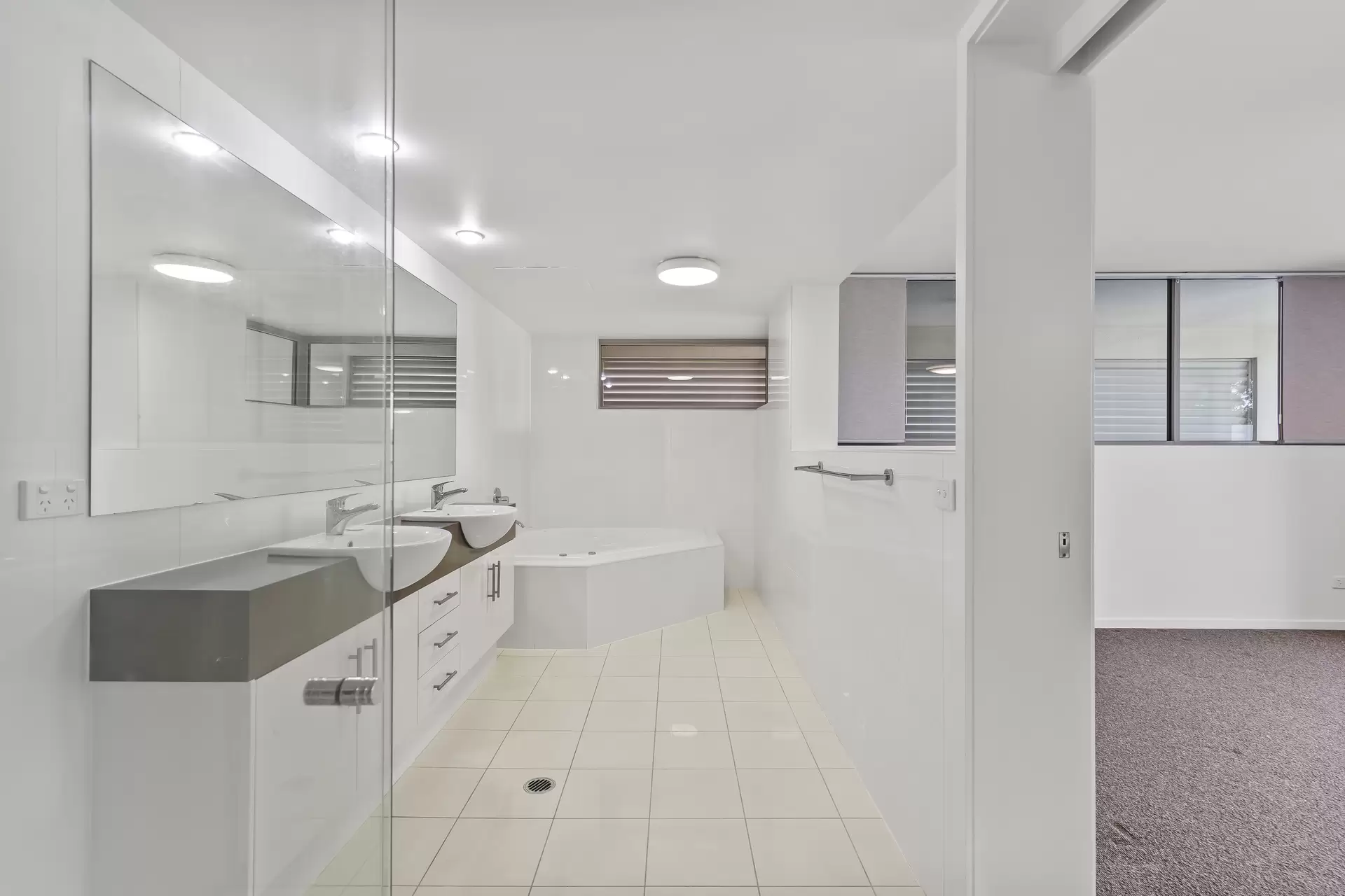 1/135-139 Shore Street West, Cleveland Sold by Queensland Sotheby's International Realty - image 1