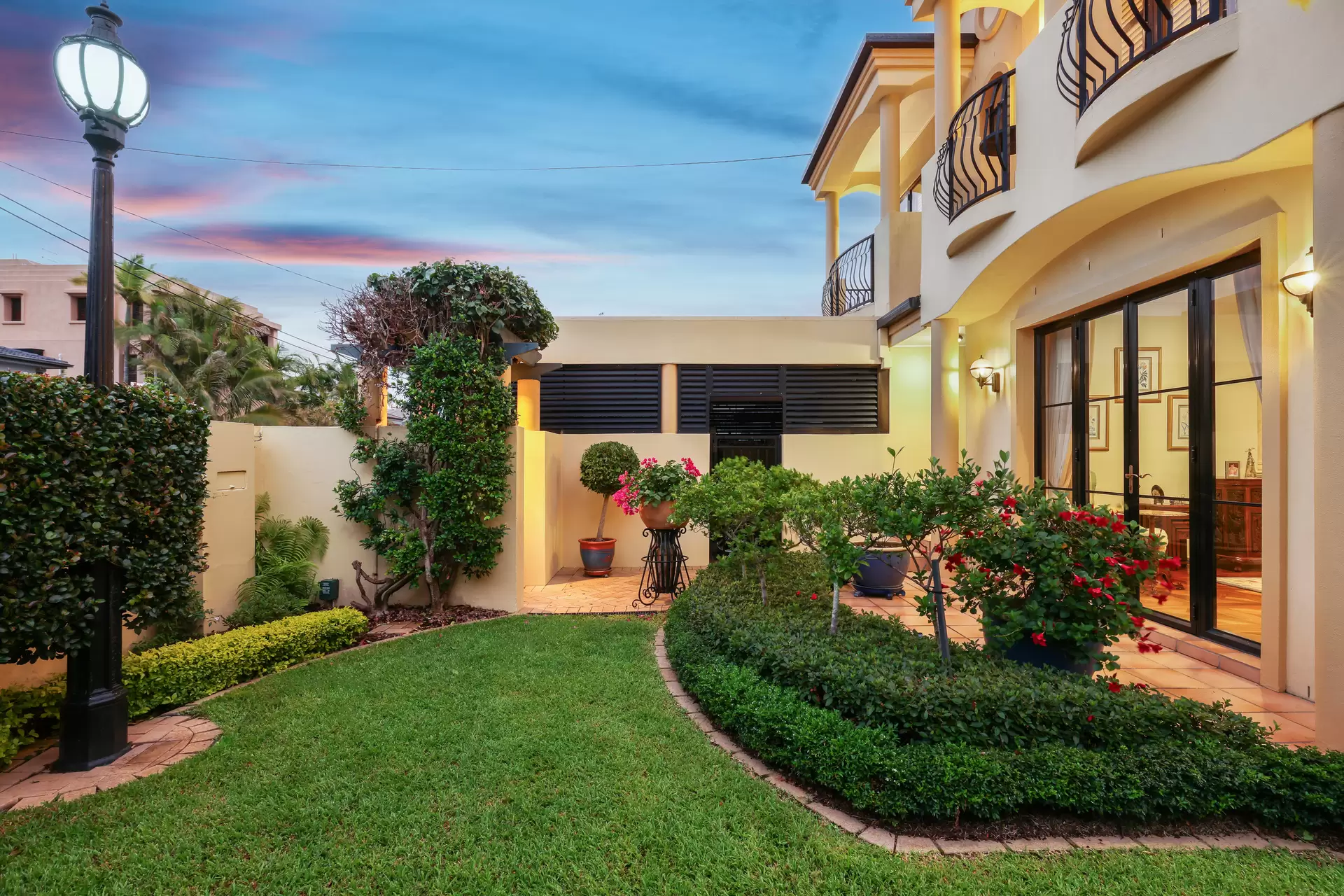 1/37 Cronin Avenue, Main Beach Sold by Queensland Sotheby's International Realty - image 1