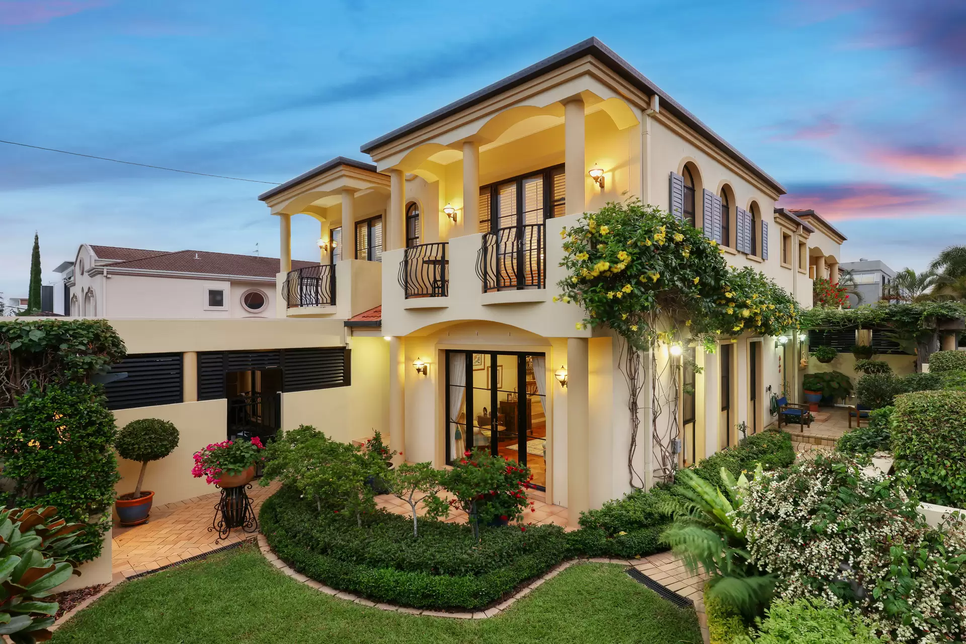1/37 Cronin Avenue, Main Beach Sold by Queensland Sotheby's International Realty - image 1