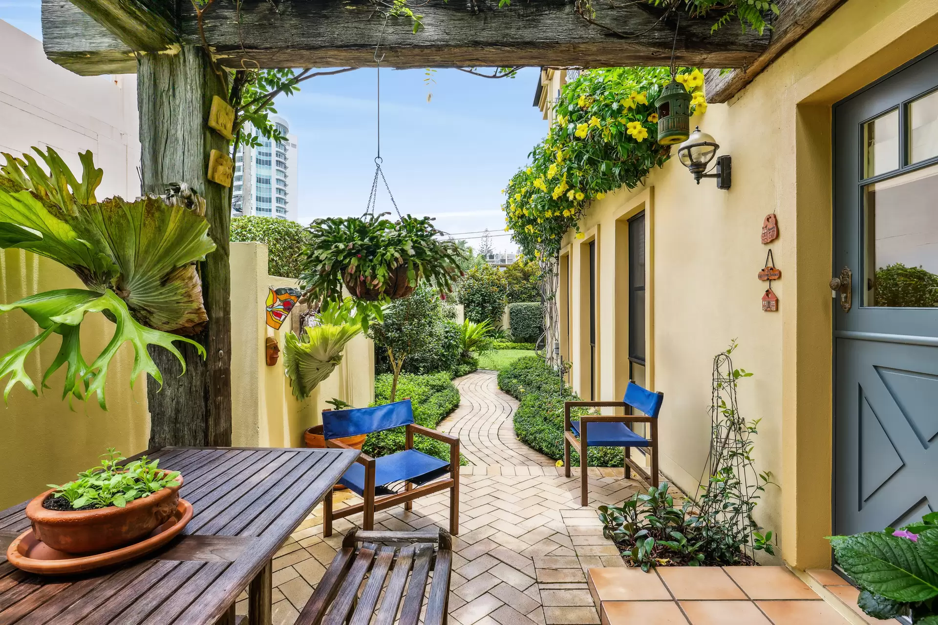 1/37 Cronin Avenue, Main Beach Sold by Queensland Sotheby's International Realty - image 1