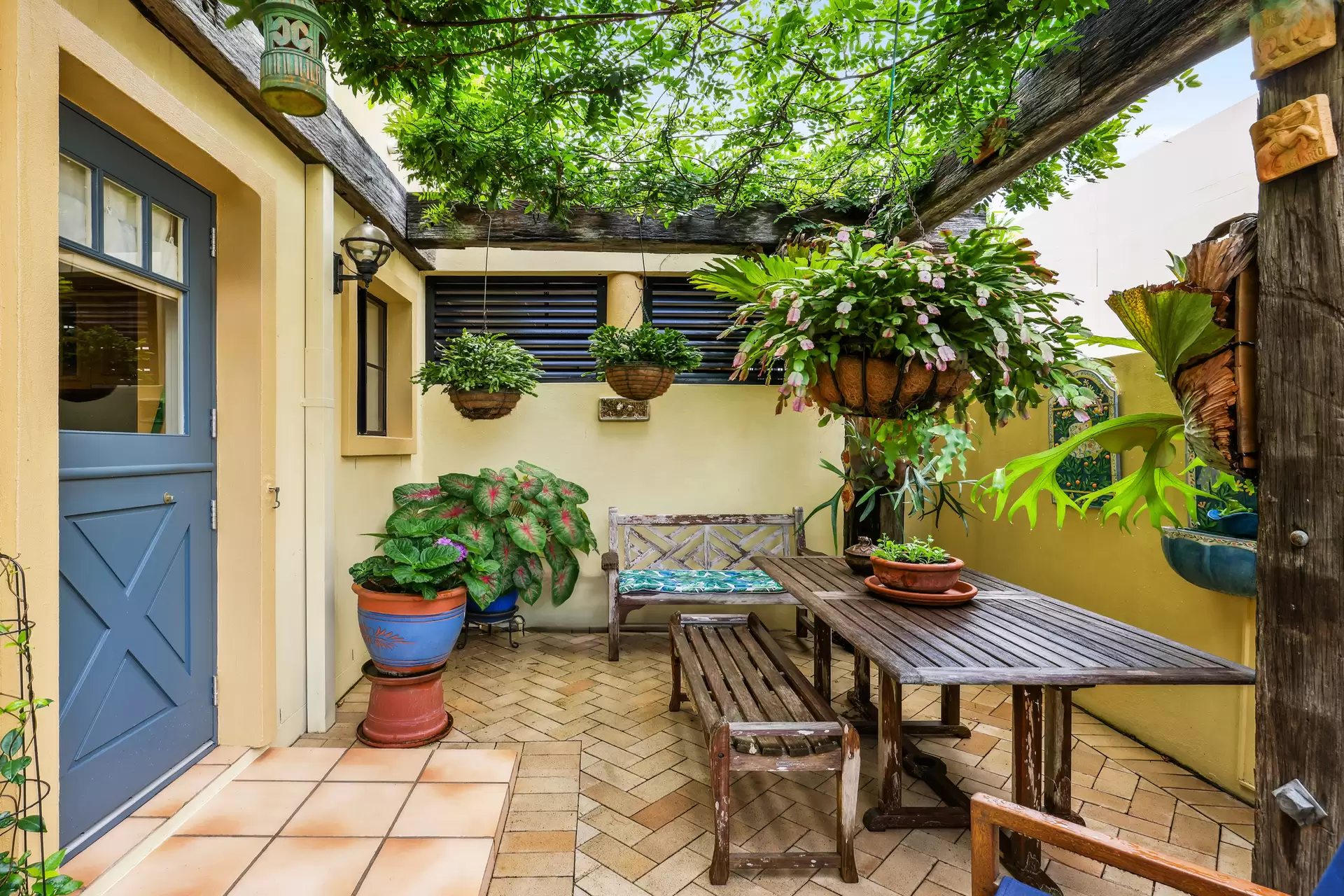 1/37 Cronin Avenue, Main Beach Sold by Queensland Sotheby's International Realty - image 1