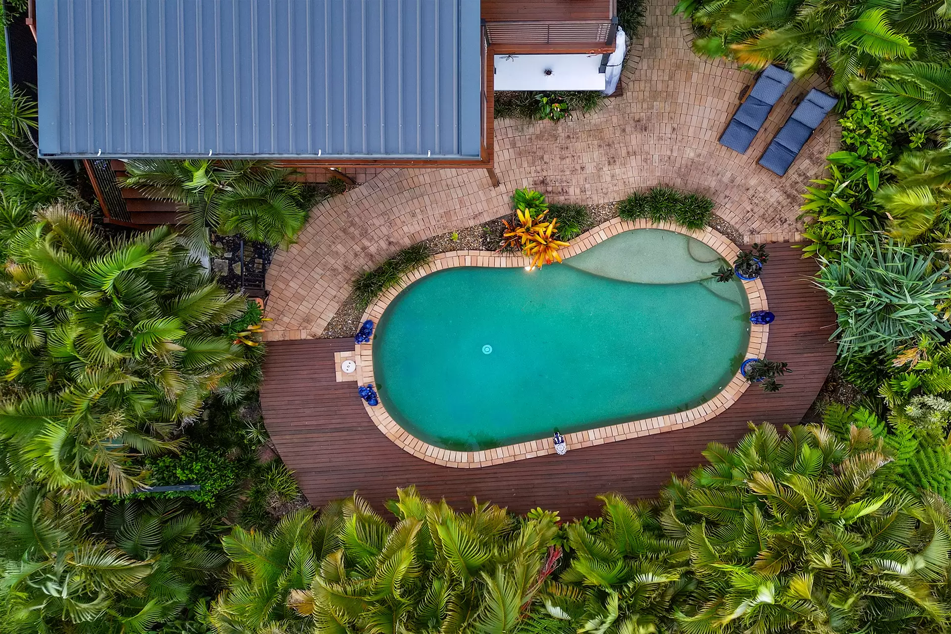 10 Cannon Street, Southport Sold by Queensland Sotheby's International Realty - image 1