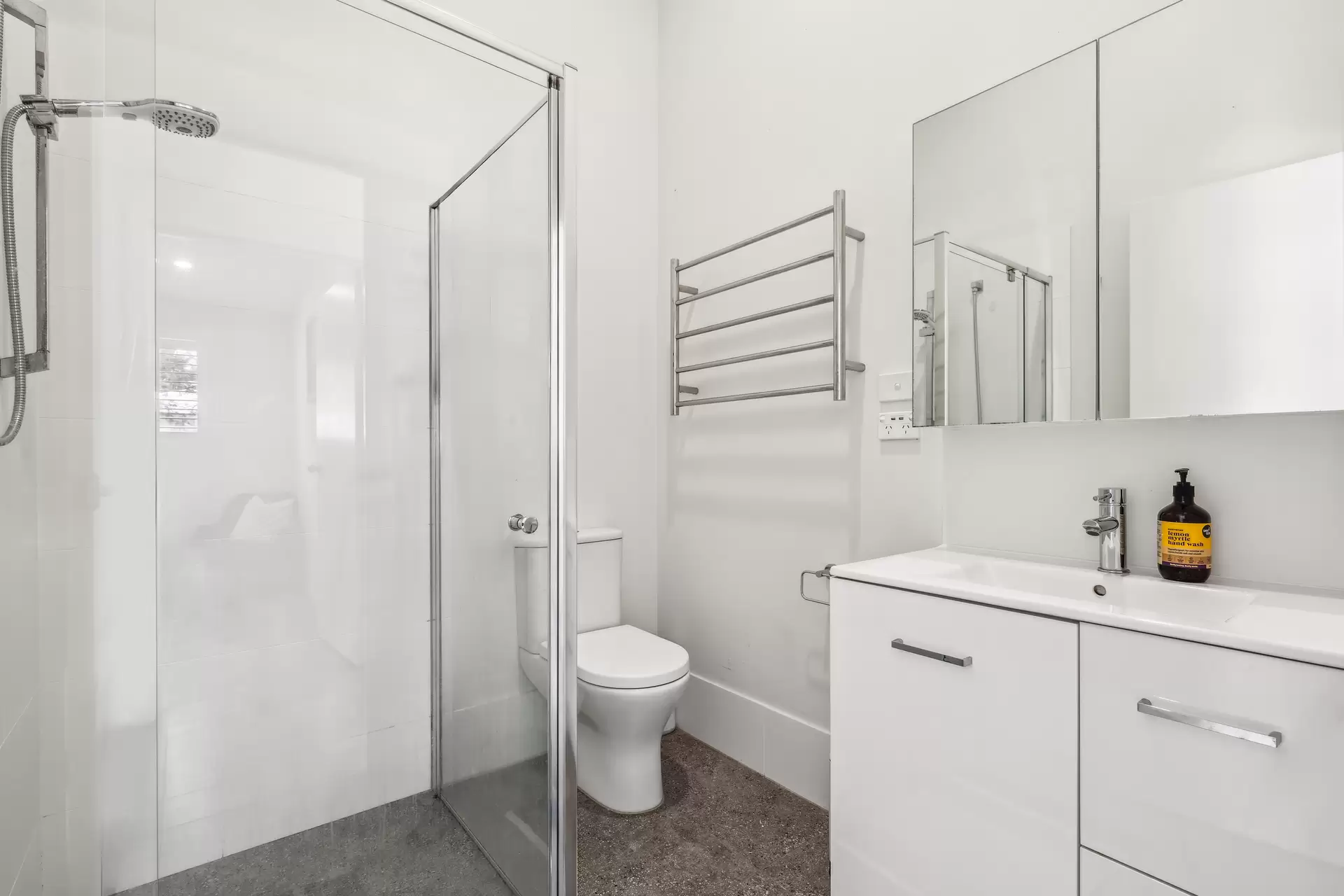 25  Moora Street, Ashmore Sold by Queensland Sotheby's International Realty - image 1