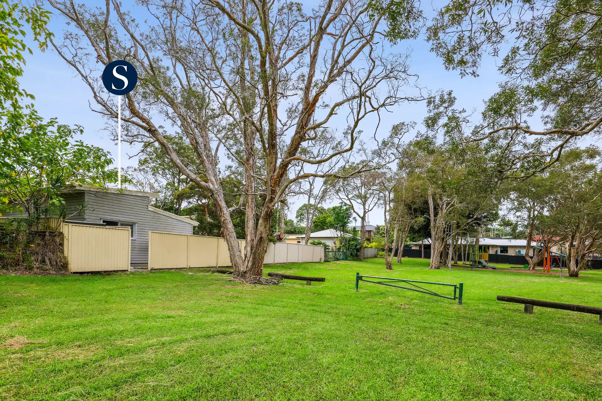 25  Moora Street, Ashmore Sold by Queensland Sotheby's International Realty - image 1