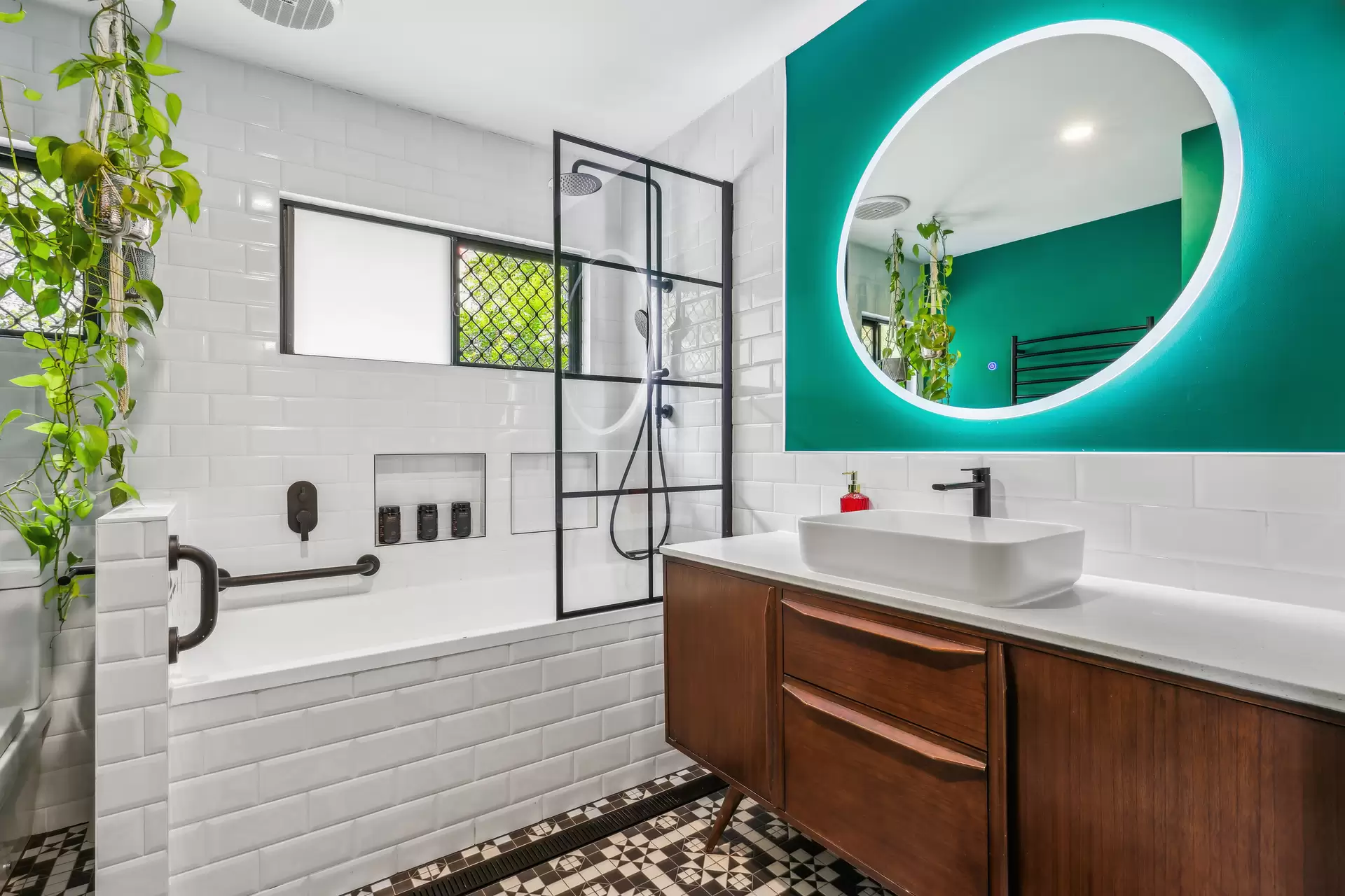 25  Moora Street, Ashmore Sold by Queensland Sotheby's International Realty - image 1