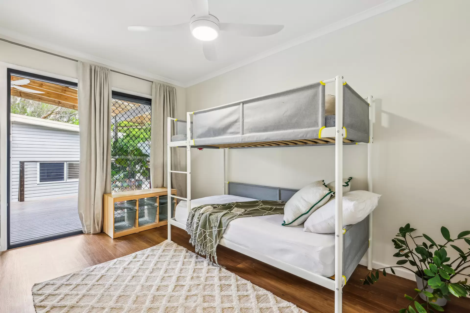 25  Moora Street, Ashmore Sold by Queensland Sotheby's International Realty - image 1