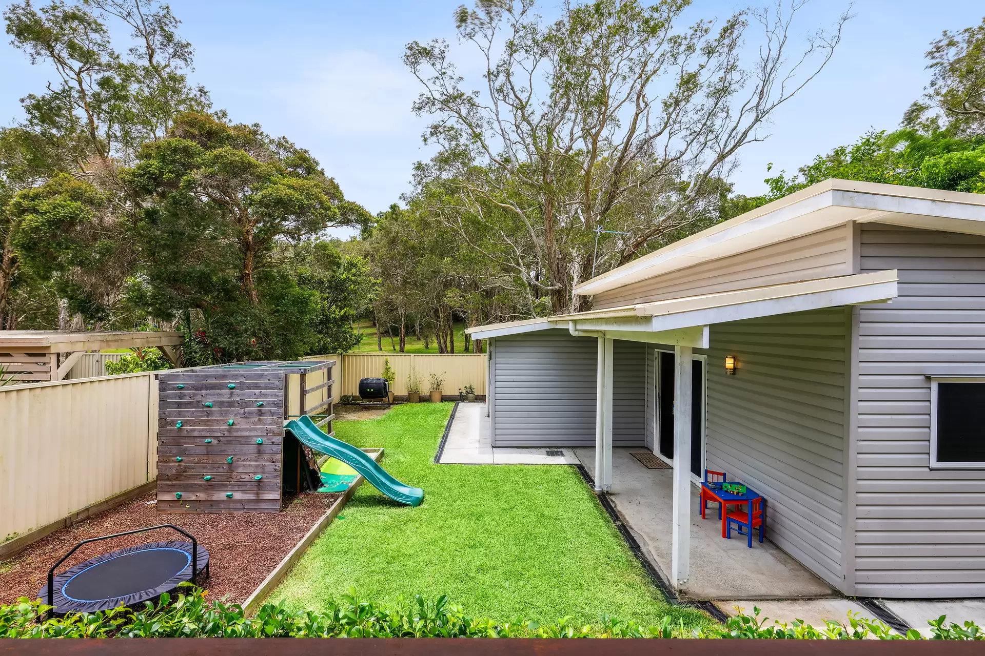 25  Moora Street, Ashmore Sold by Queensland Sotheby's International Realty - image 1