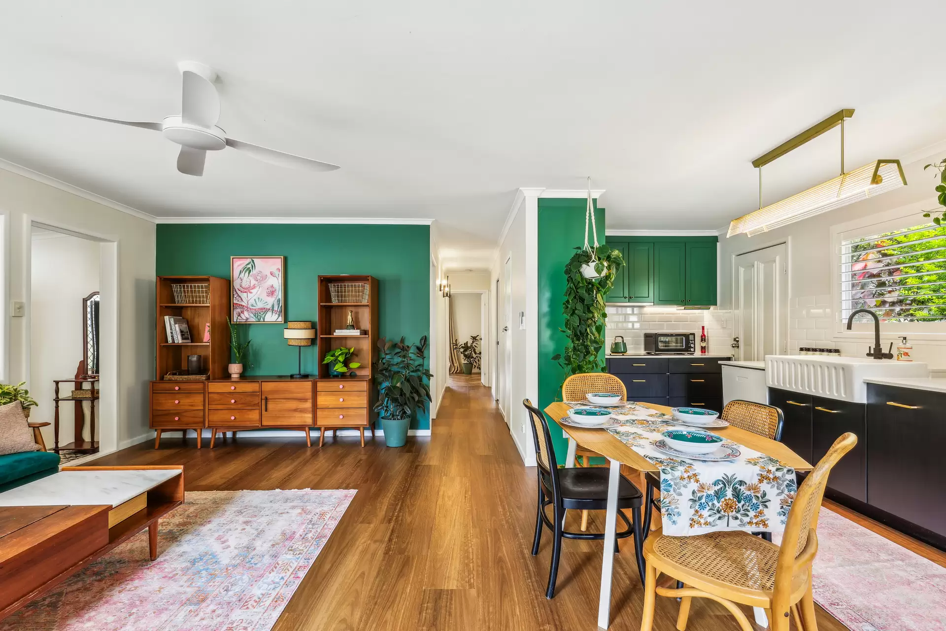 25  Moora Street, Ashmore Sold by Queensland Sotheby's International Realty - image 1