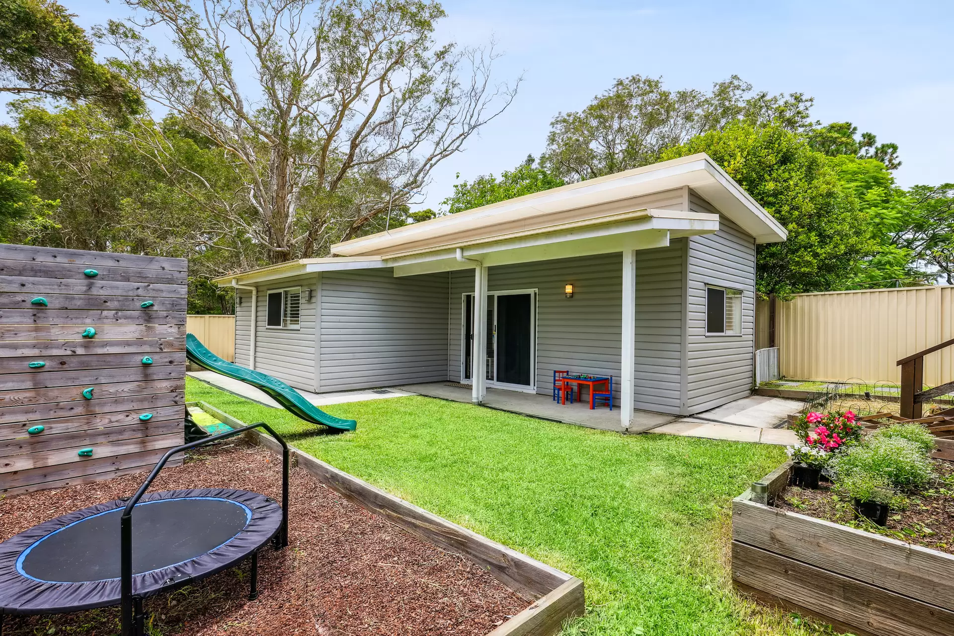 25  Moora Street, Ashmore Sold by Queensland Sotheby's International Realty - image 1