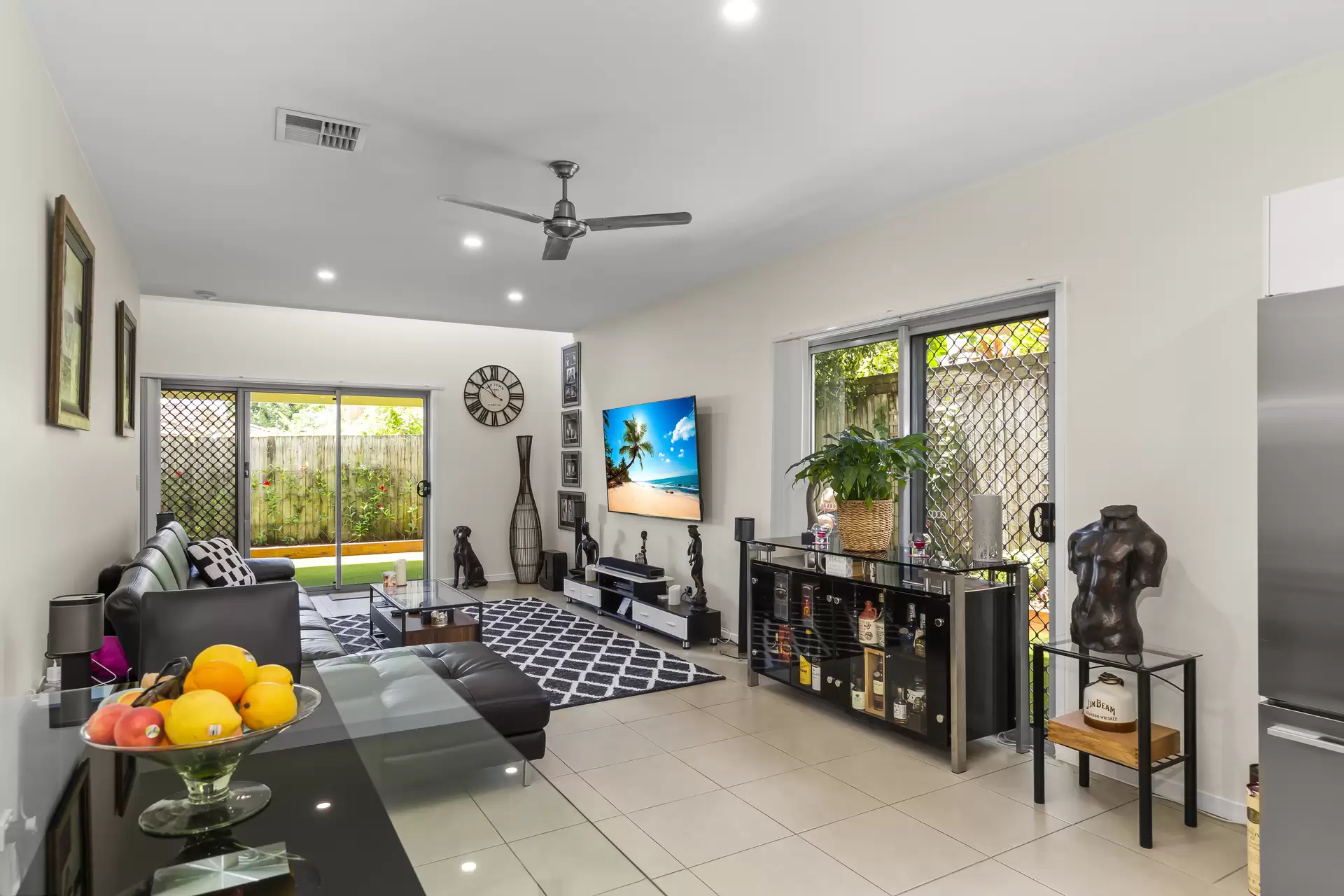 8/104-106 Wynyard Street, Cleveland Sold by Queensland Sotheby's International Realty - image 1