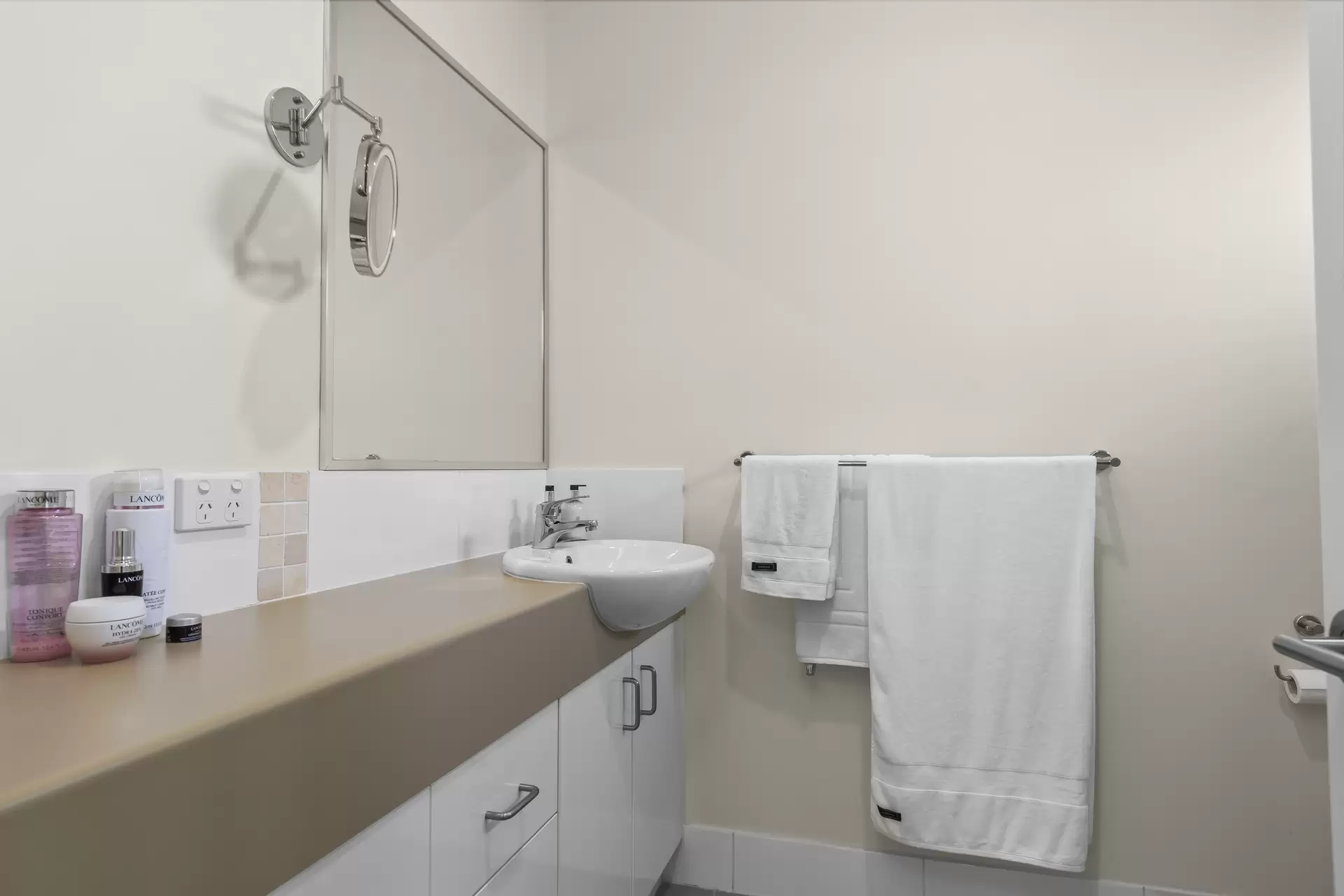 8/104-106 Wynyard Street, Cleveland Sold by Queensland Sotheby's International Realty - image 1