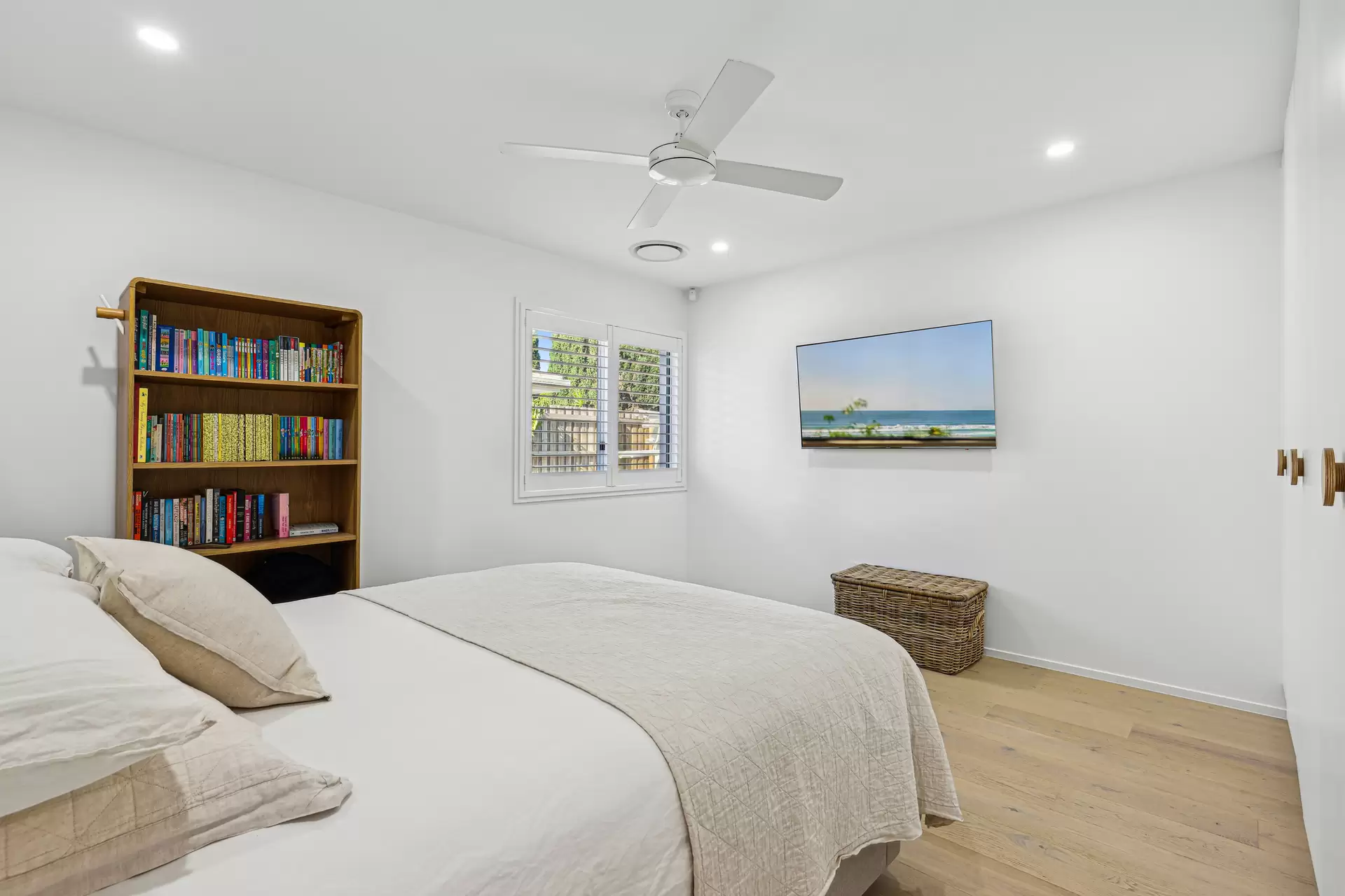 11 Rannock Avenue, Benowa Waters Sold by Queensland Sotheby's International Realty - image 1