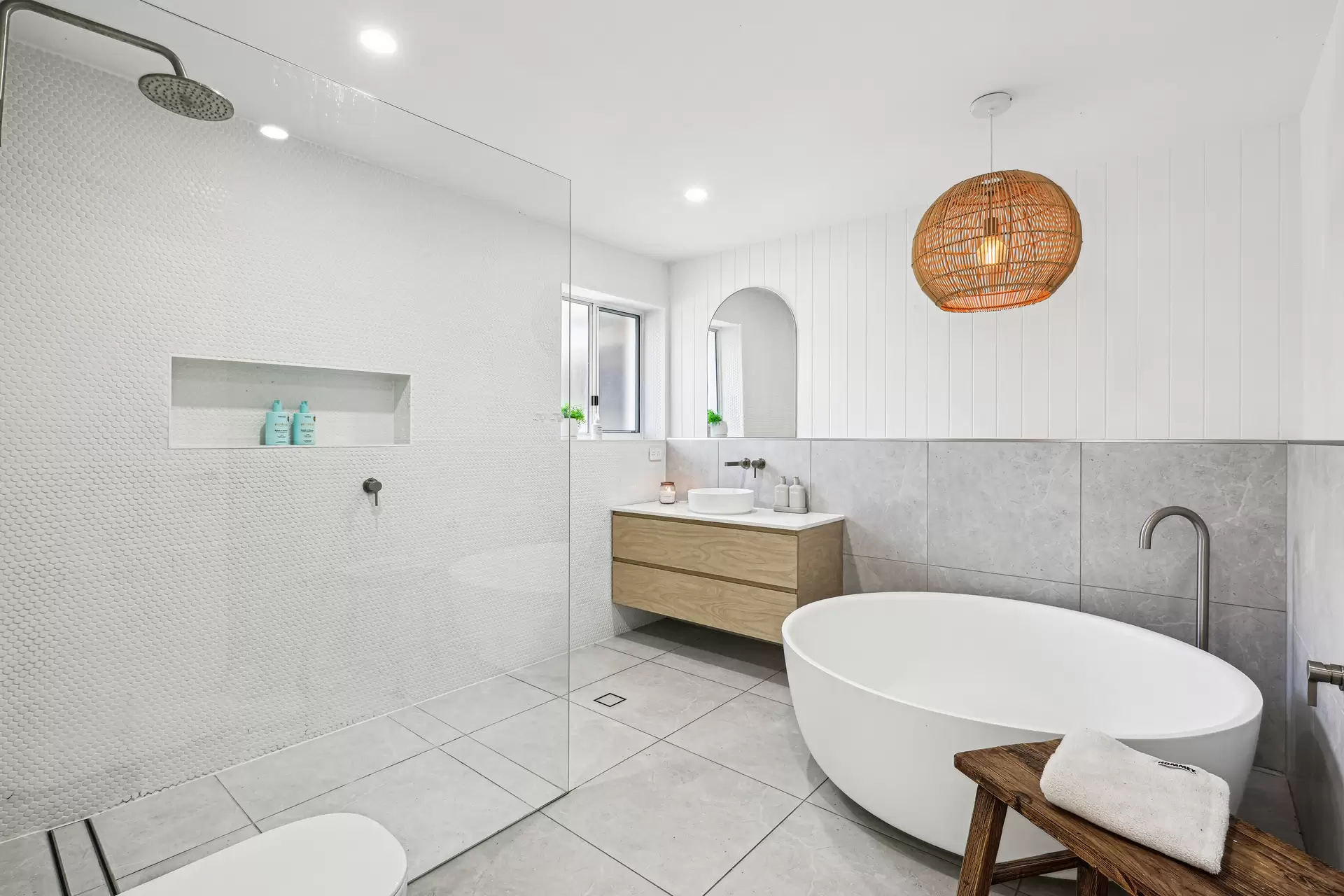 11 Rannock Avenue, Benowa Waters Sold by Queensland Sotheby's International Realty - image 1