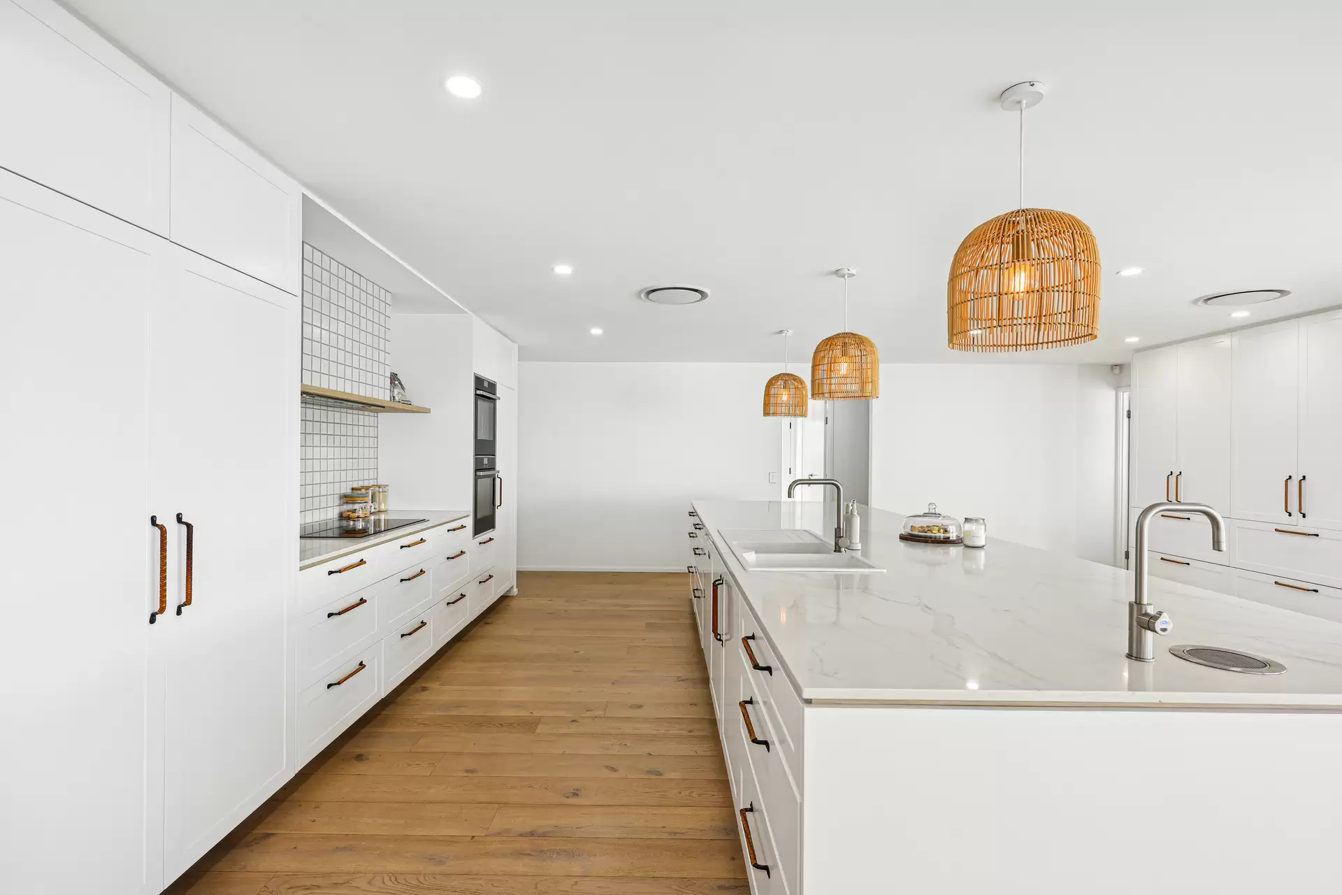 11 Rannock Avenue, Benowa Waters Sold by Queensland Sotheby's International Realty - image 1