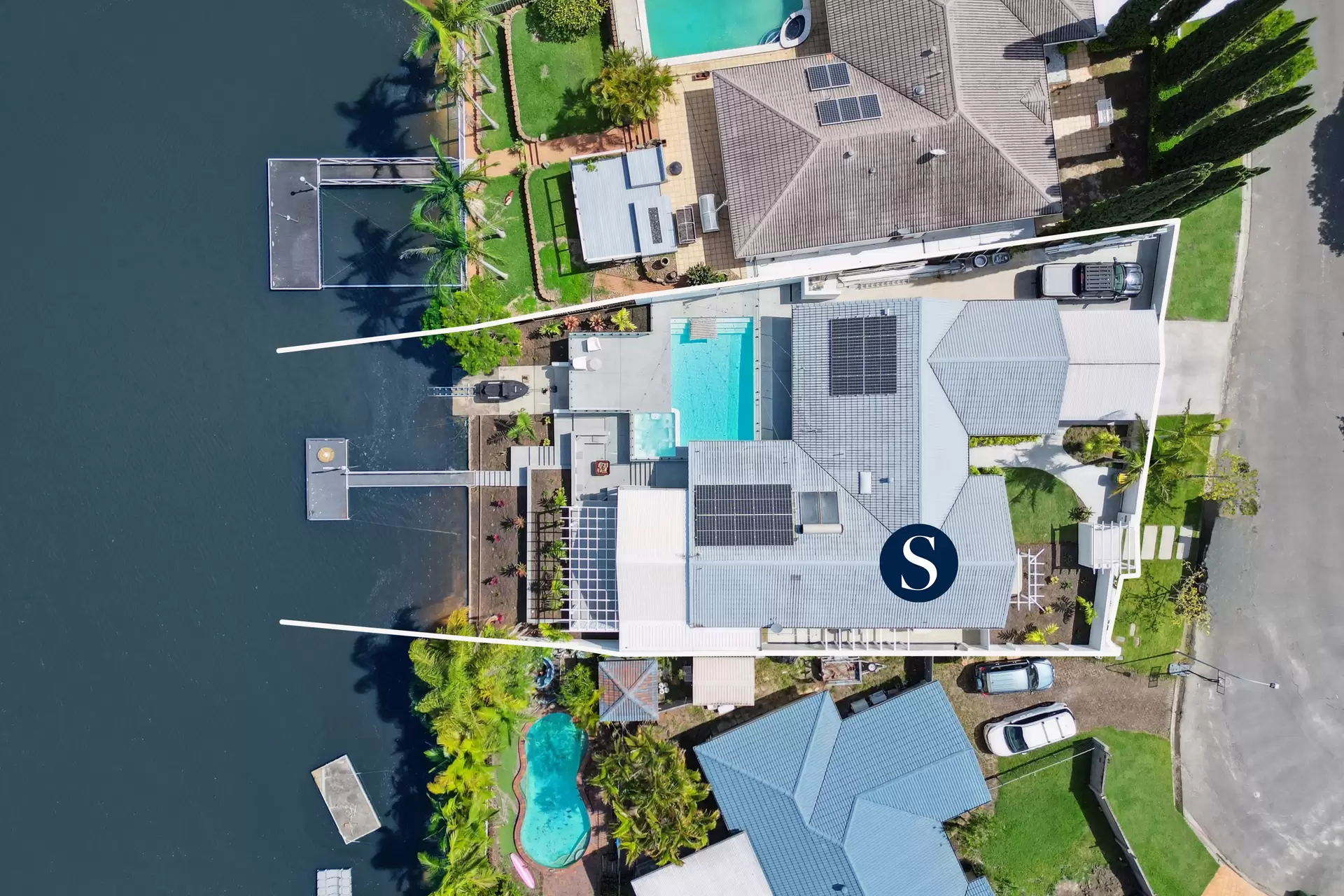 11 Rannock Avenue, Benowa Waters Sold by Queensland Sotheby's International Realty - image 1