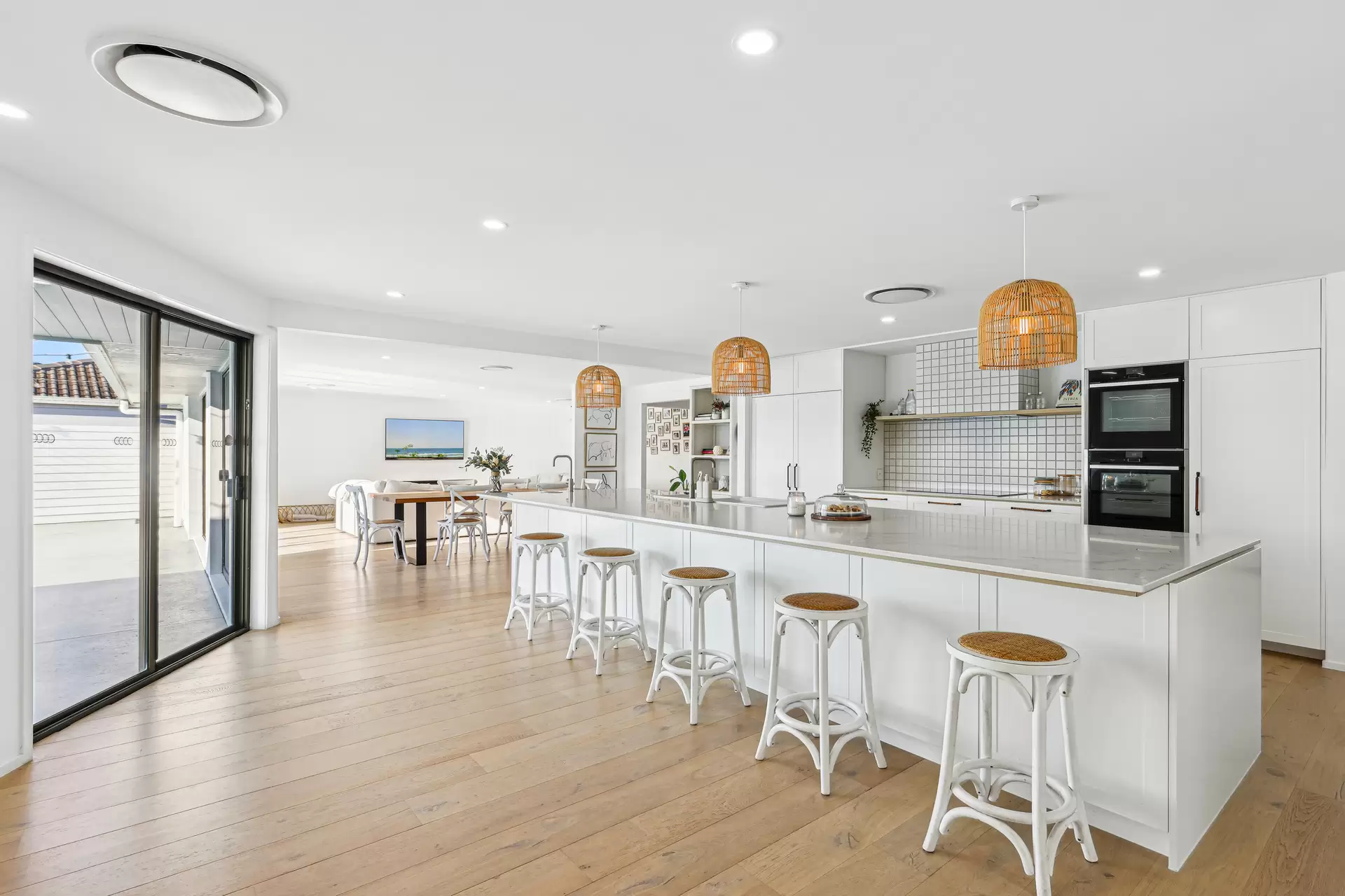 11 Rannock Avenue, Benowa Waters Sold by Queensland Sotheby's International Realty - image 1
