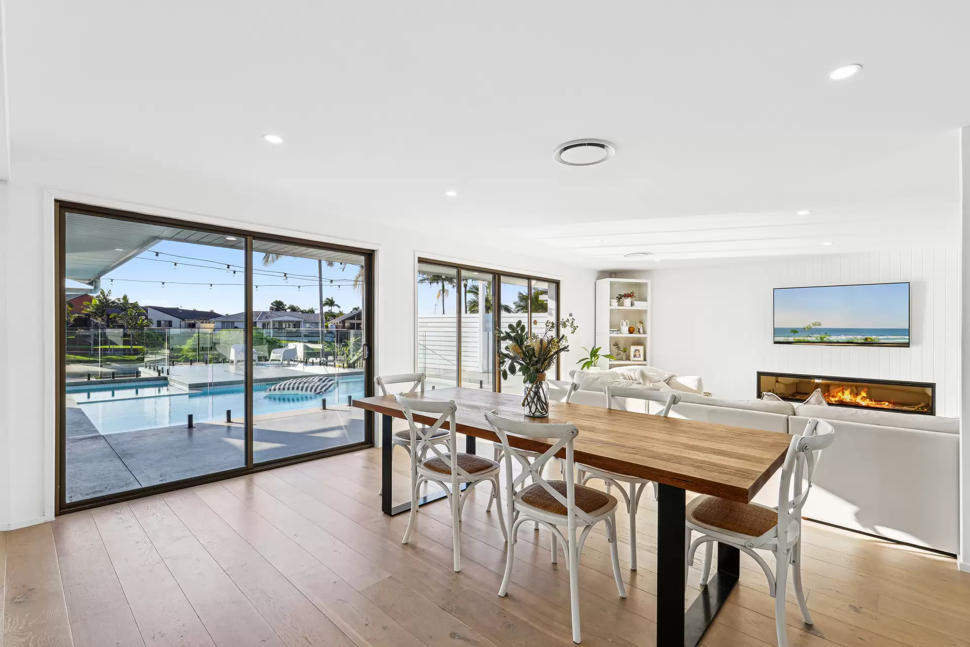 11 Rannock Avenue, Benowa Waters Sold by Queensland Sotheby's International Realty - image 1
