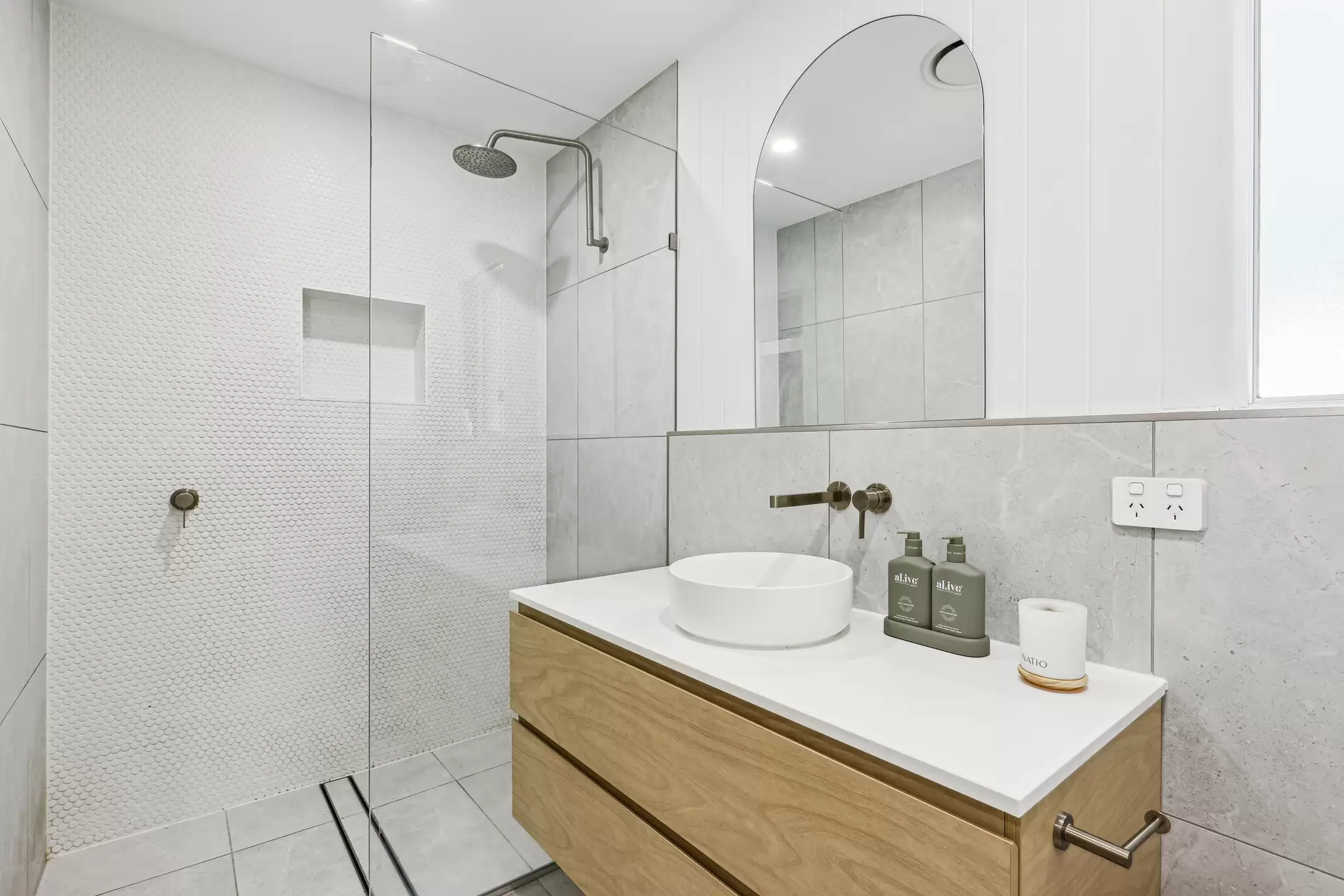 11 Rannock Avenue, Benowa Waters Sold by Queensland Sotheby's International Realty - image 1