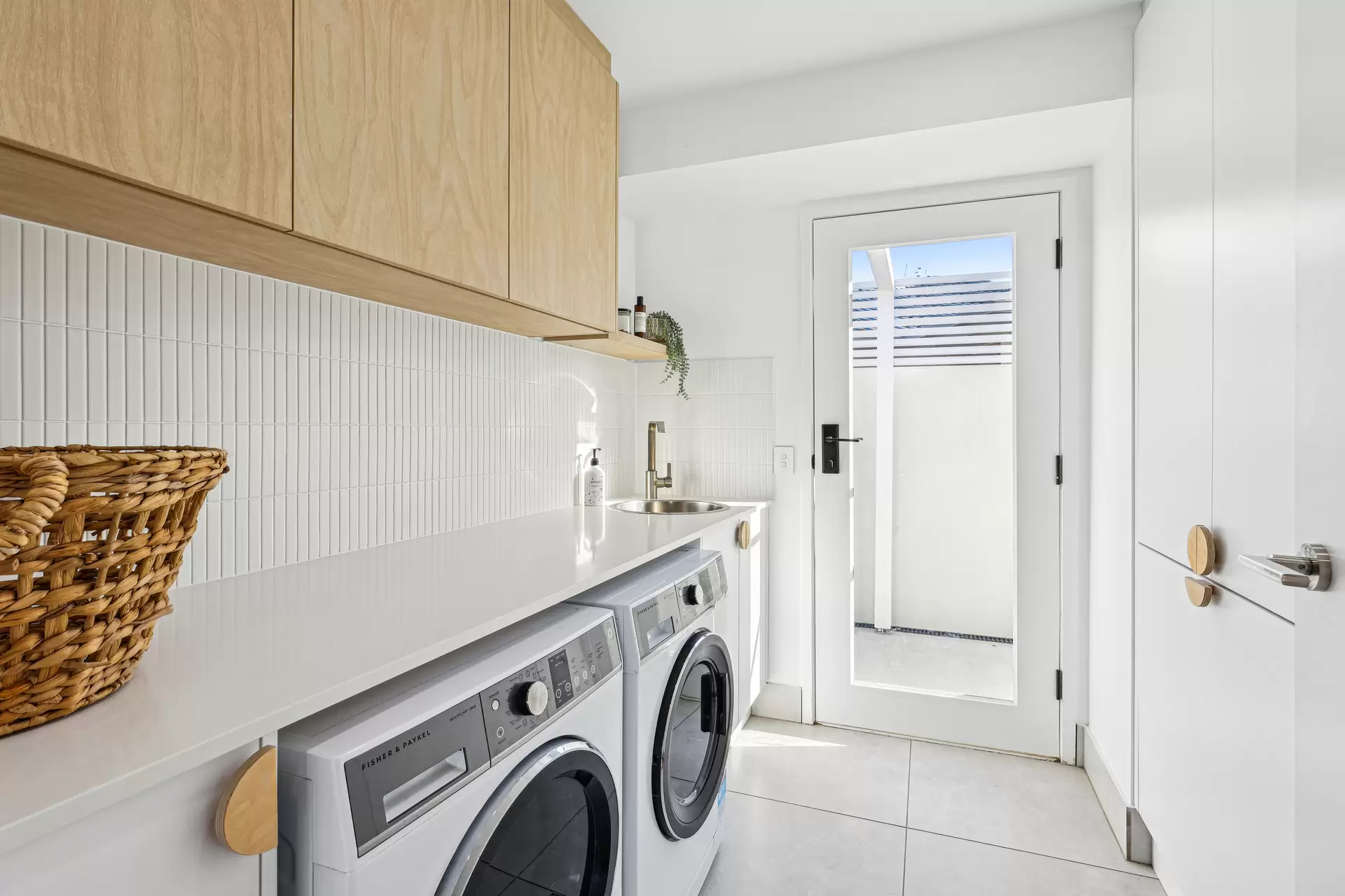 11 Rannock Avenue, Benowa Waters Sold by Queensland Sotheby's International Realty - image 1