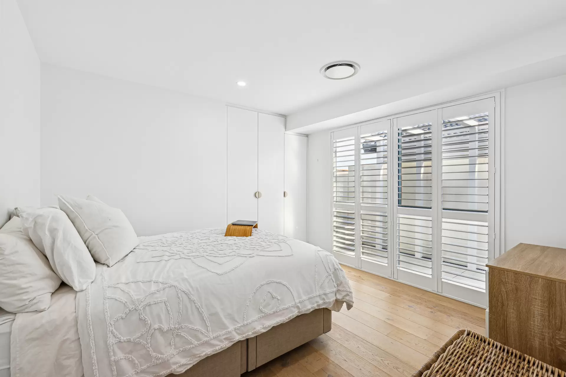 11 Rannock Avenue, Benowa Waters Sold by Queensland Sotheby's International Realty - image 1