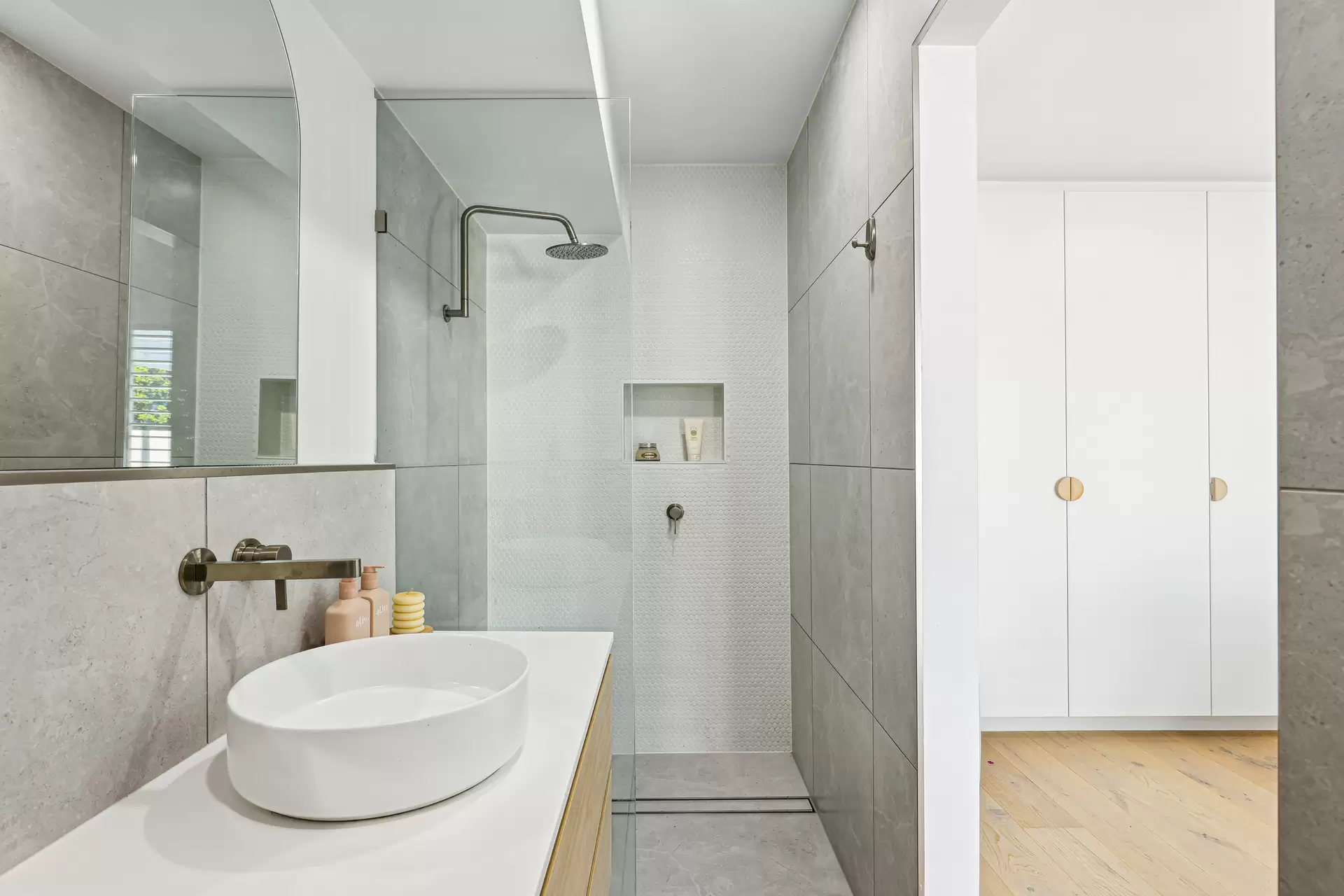 11 Rannock Avenue, Benowa Waters Sold by Queensland Sotheby's International Realty - image 1