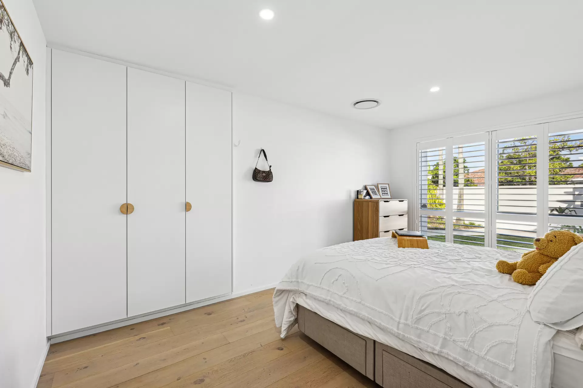 11 Rannock Avenue, Benowa Waters Sold by Queensland Sotheby's International Realty - image 1