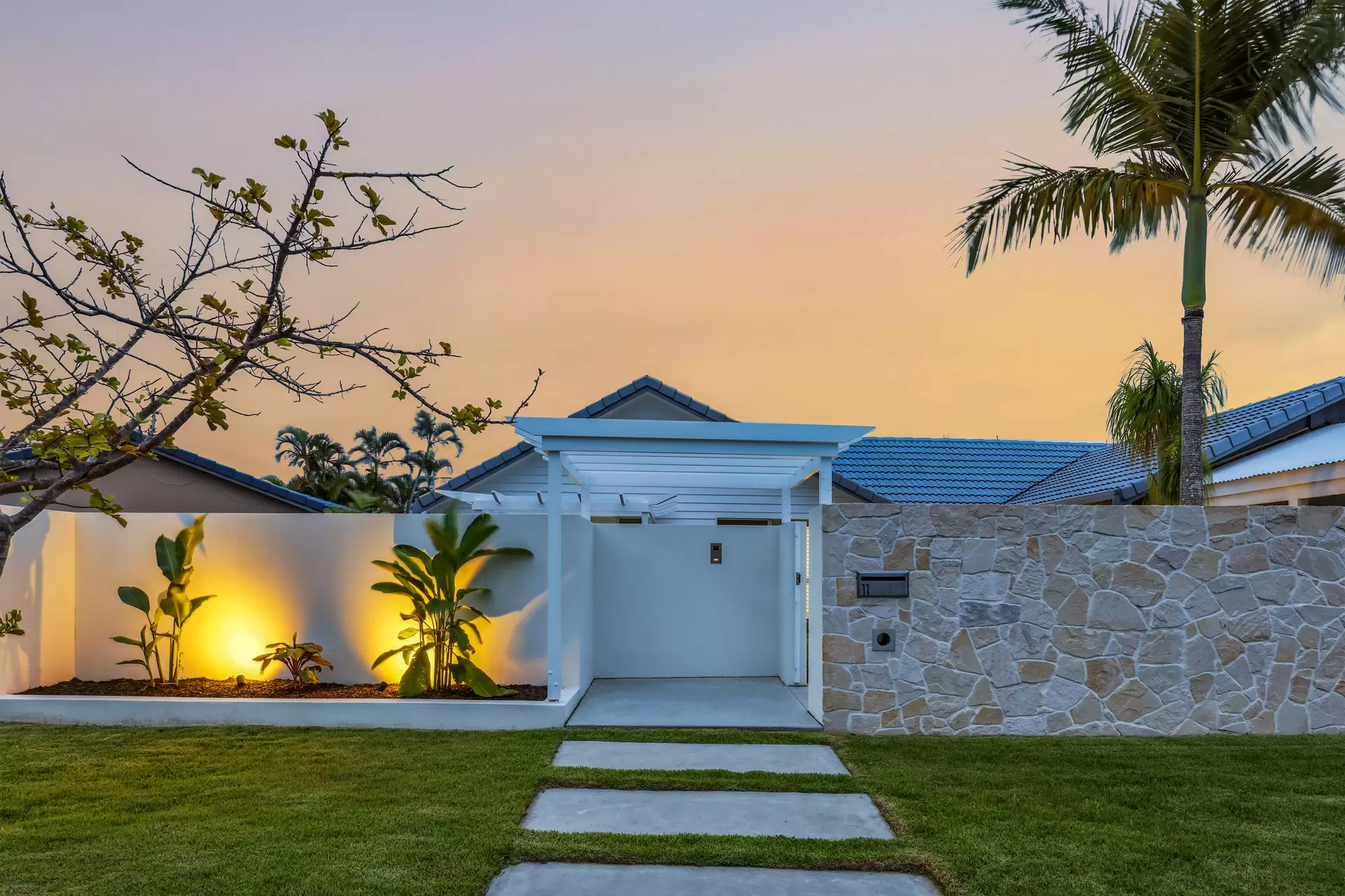 11 Rannock Avenue, Benowa Waters Sold by Queensland Sotheby's International Realty - image 1